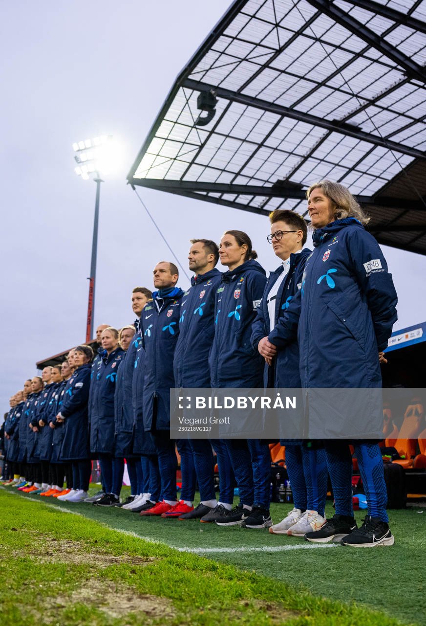 Head coach Hege Riise and staff of Norway