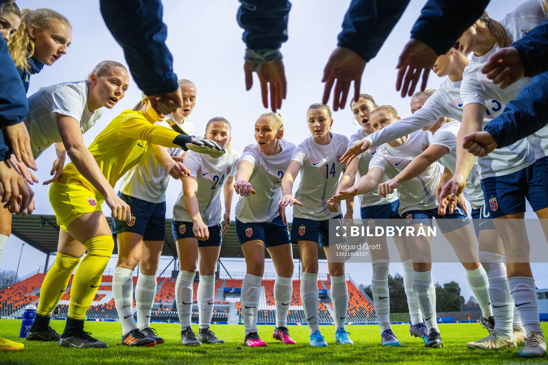 Guro Bergsvand, Maria Thorisdottir, Thea Sørbo, Emma Stølen Godø, Julie Blakstad and players of Norway gather in a circle ahead of the international friendly football match between Denmark and Norway on February 18, 2023 in Laval.