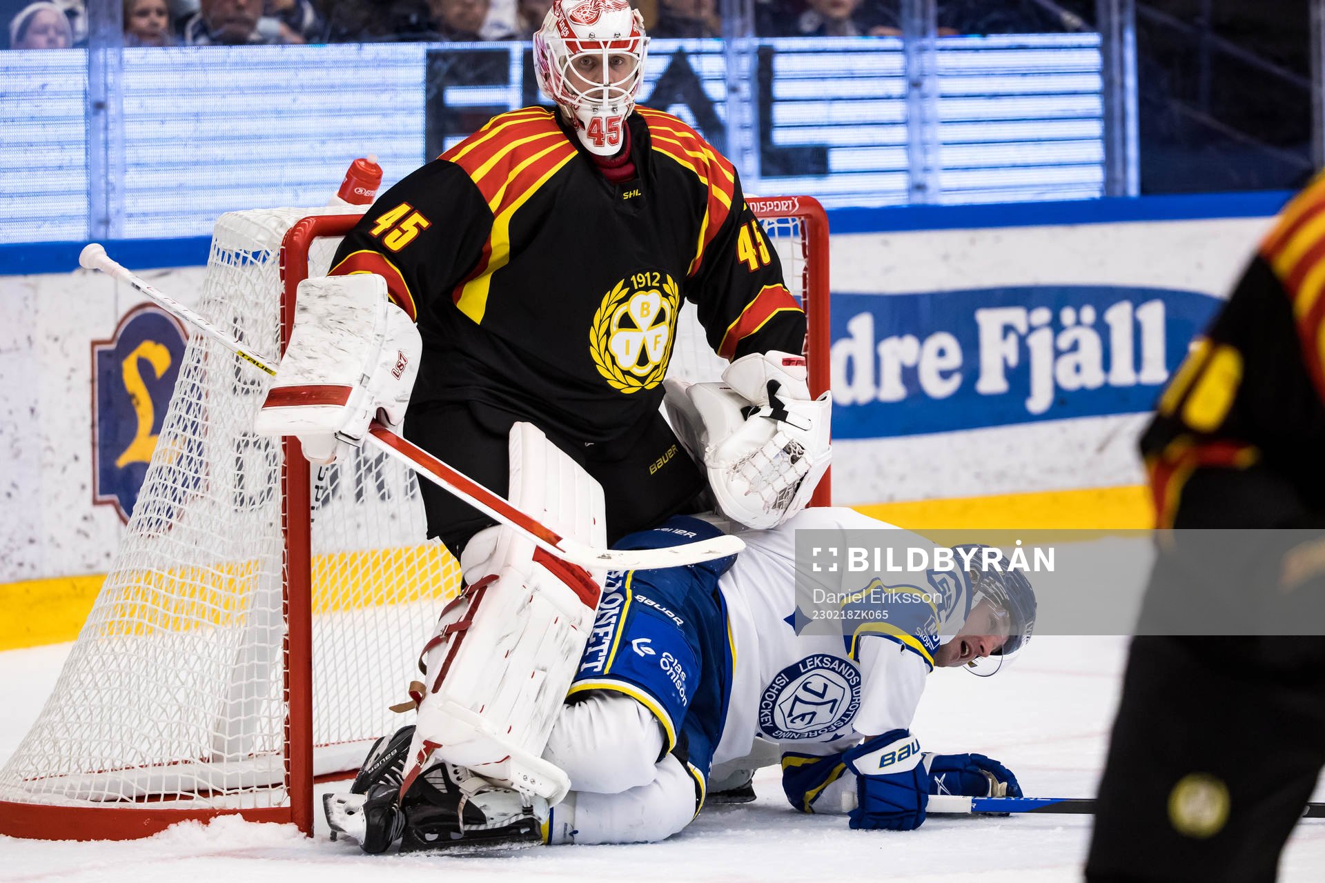 Brynäs målvakt Jussi Olkinuora och Leksands Jonas Ahnelöv