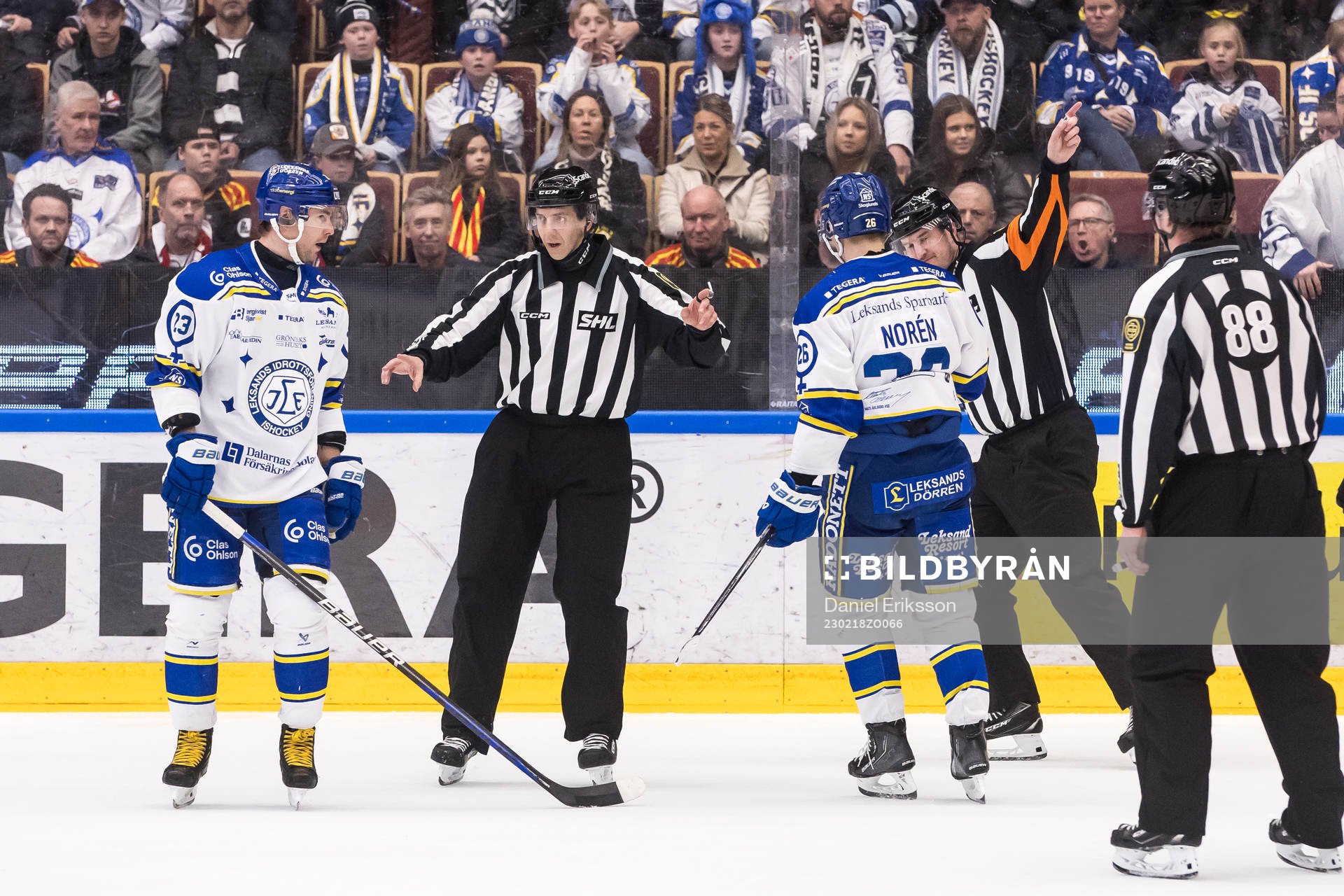 Leksands Mikael Ruohomaa och Domare Johan Nordlöf och