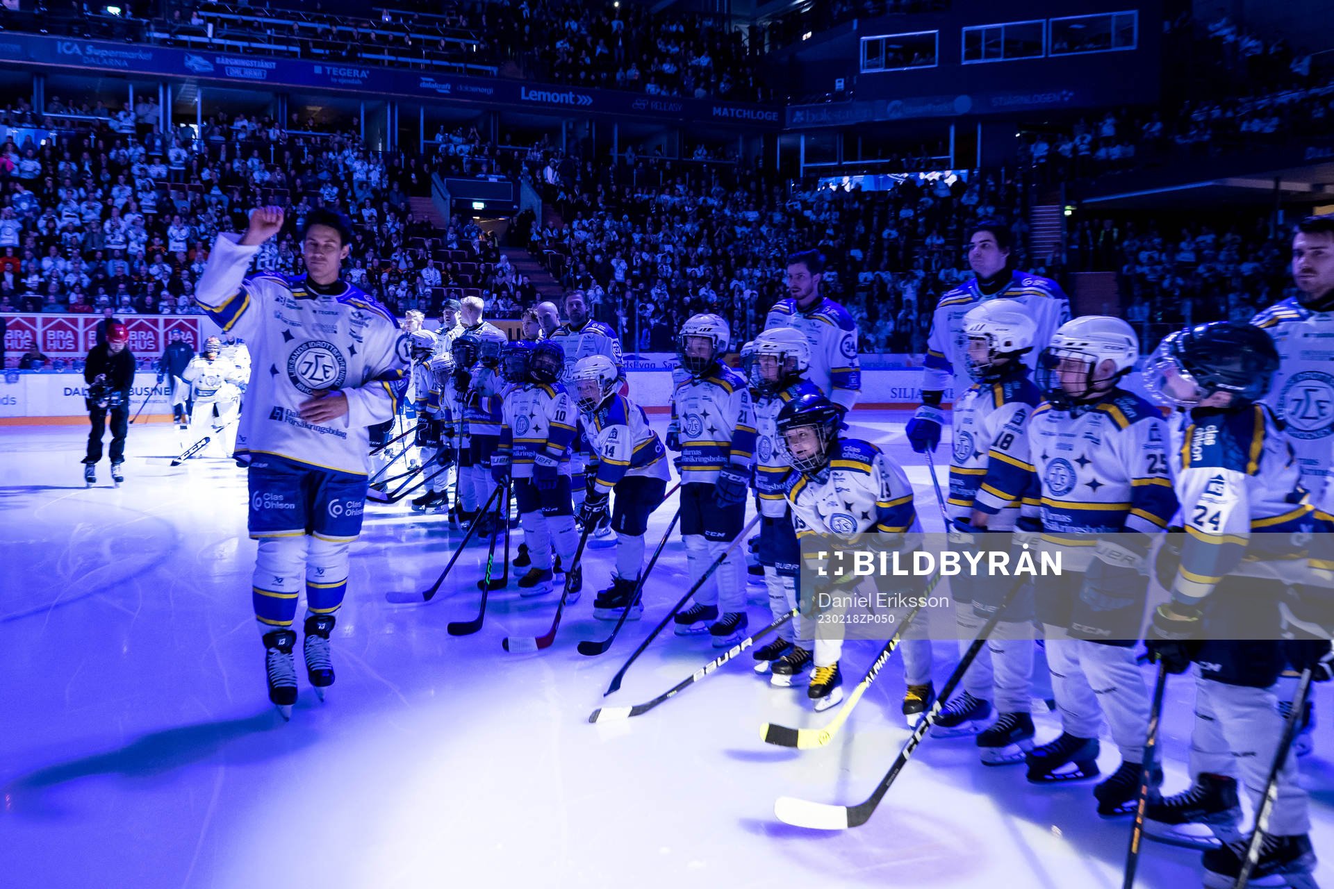 Leksands Jon Knuts hyllas innan  ishockeymatchen i SHL