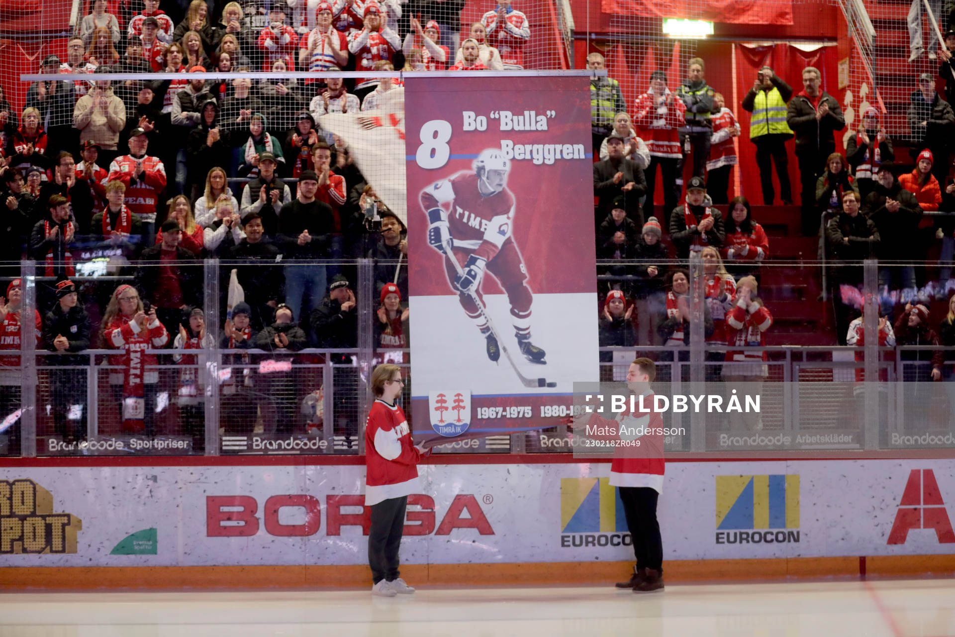 Bo ”Bulla” Bergren får sin tröja hissad
