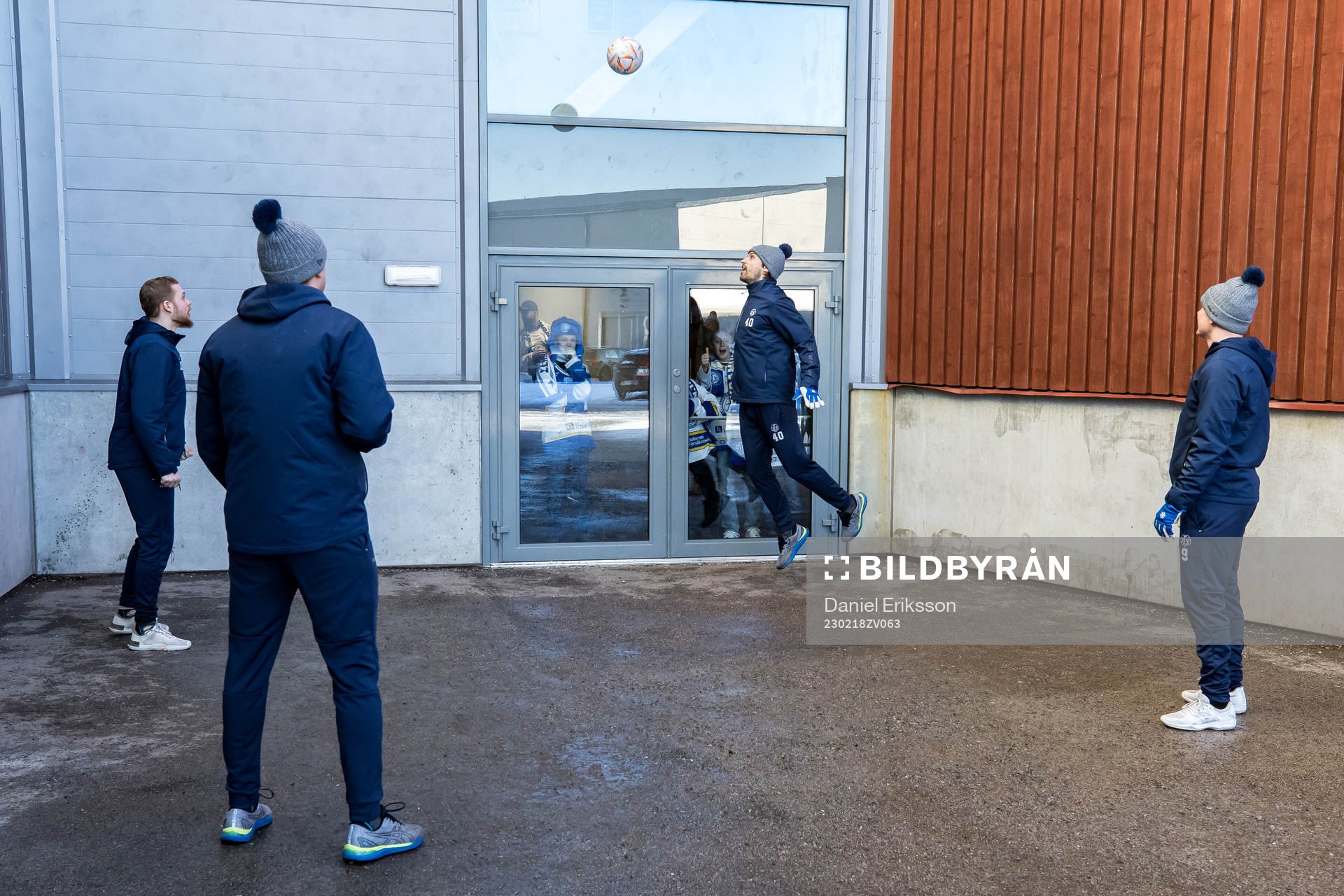Leksands spelarna värmer upp innan ishockeymatchen i SHL