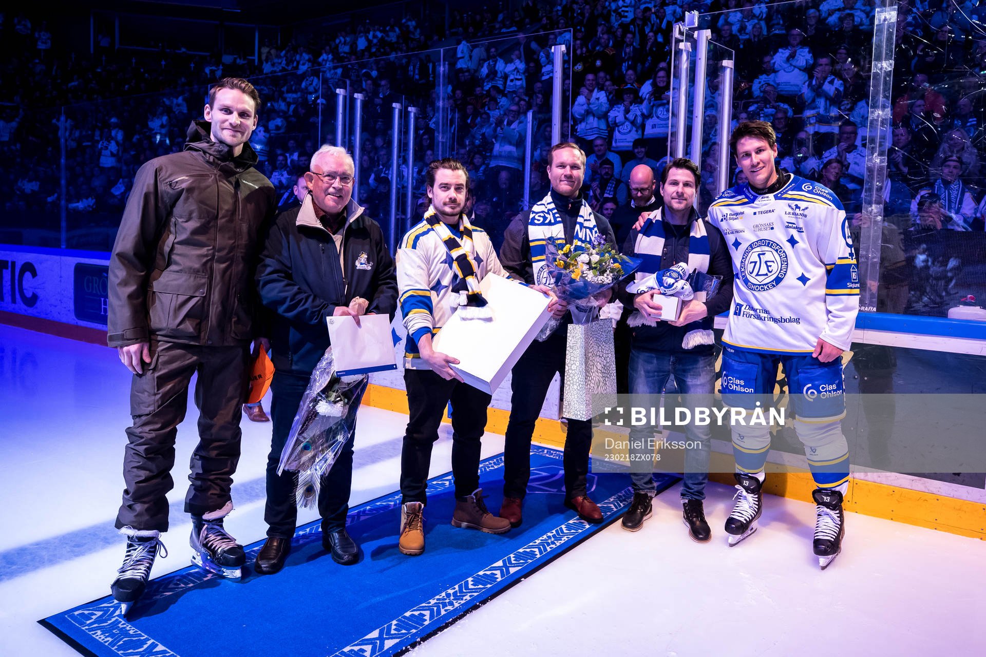 Leksands Jon Knuts hyllas innan  ishockeymatchen i SHL