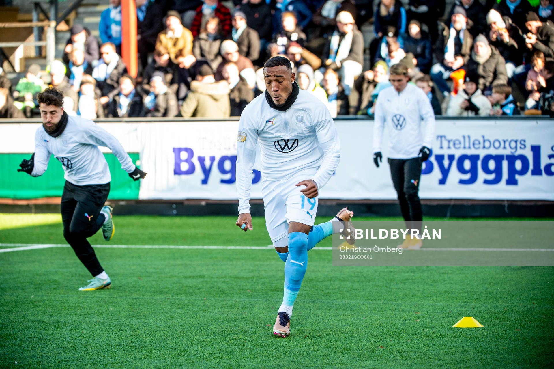 Malmö FFs Derek Cornelius värmer upp innan