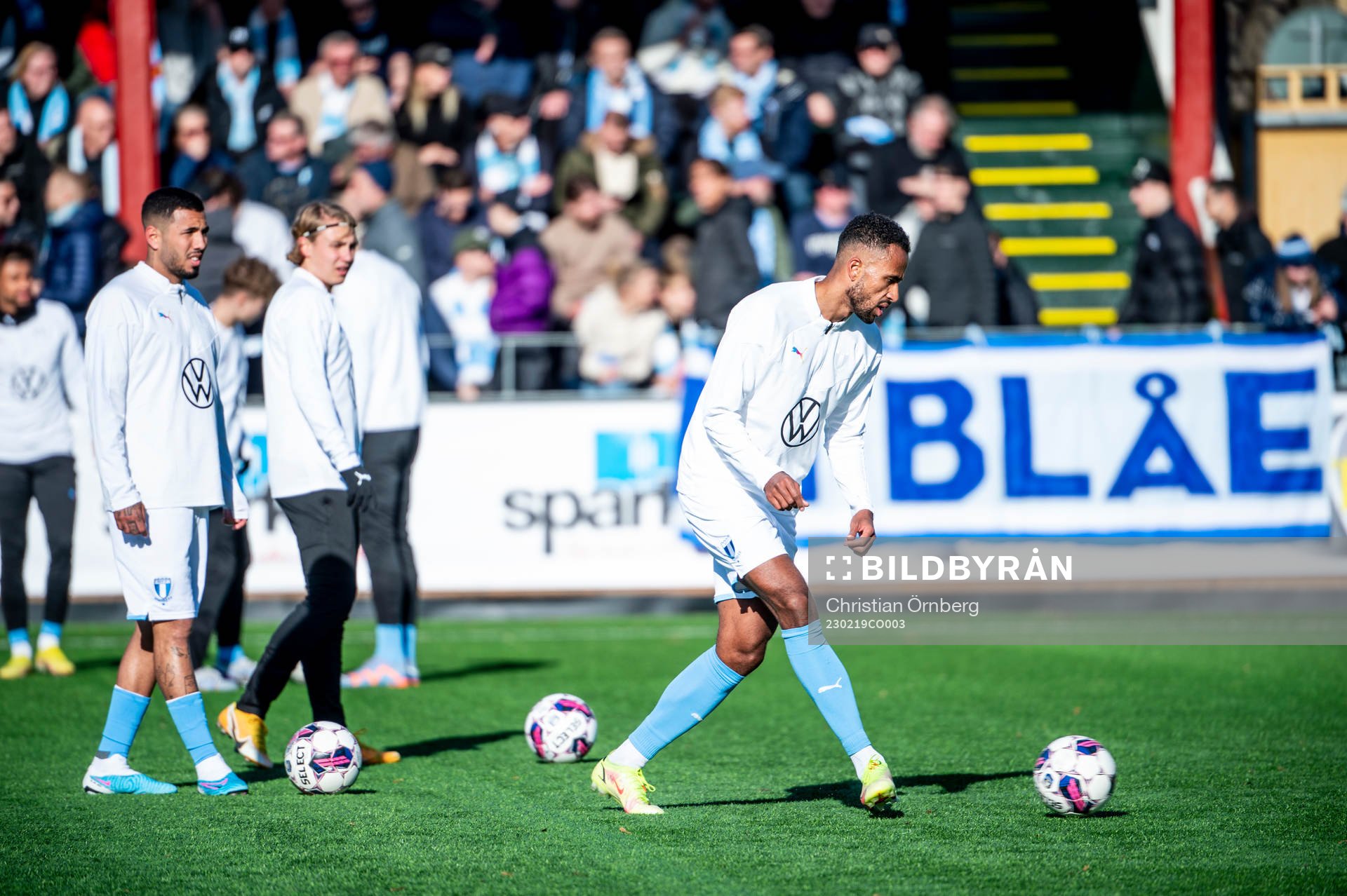 Malmö FFs Isaac Kiese Thelin värmer upp innan