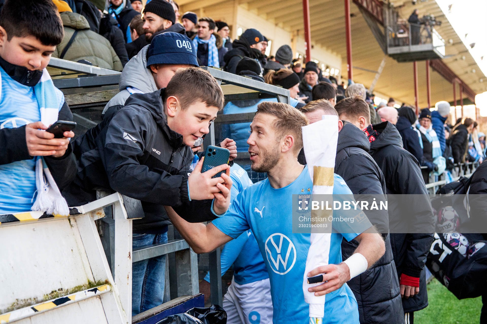 Malmö FFs Anton Tinnerholm med supportarna