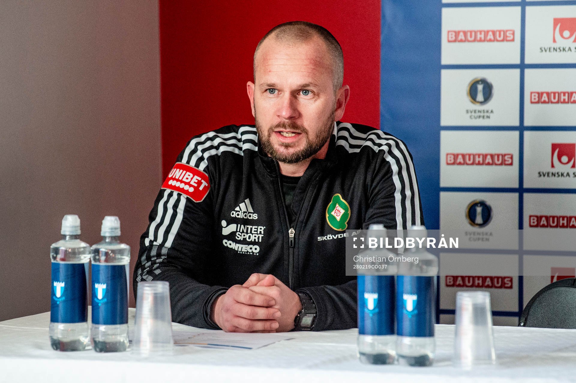 Skövde AIKs tränare Tobias Linderoth på en presskonferens