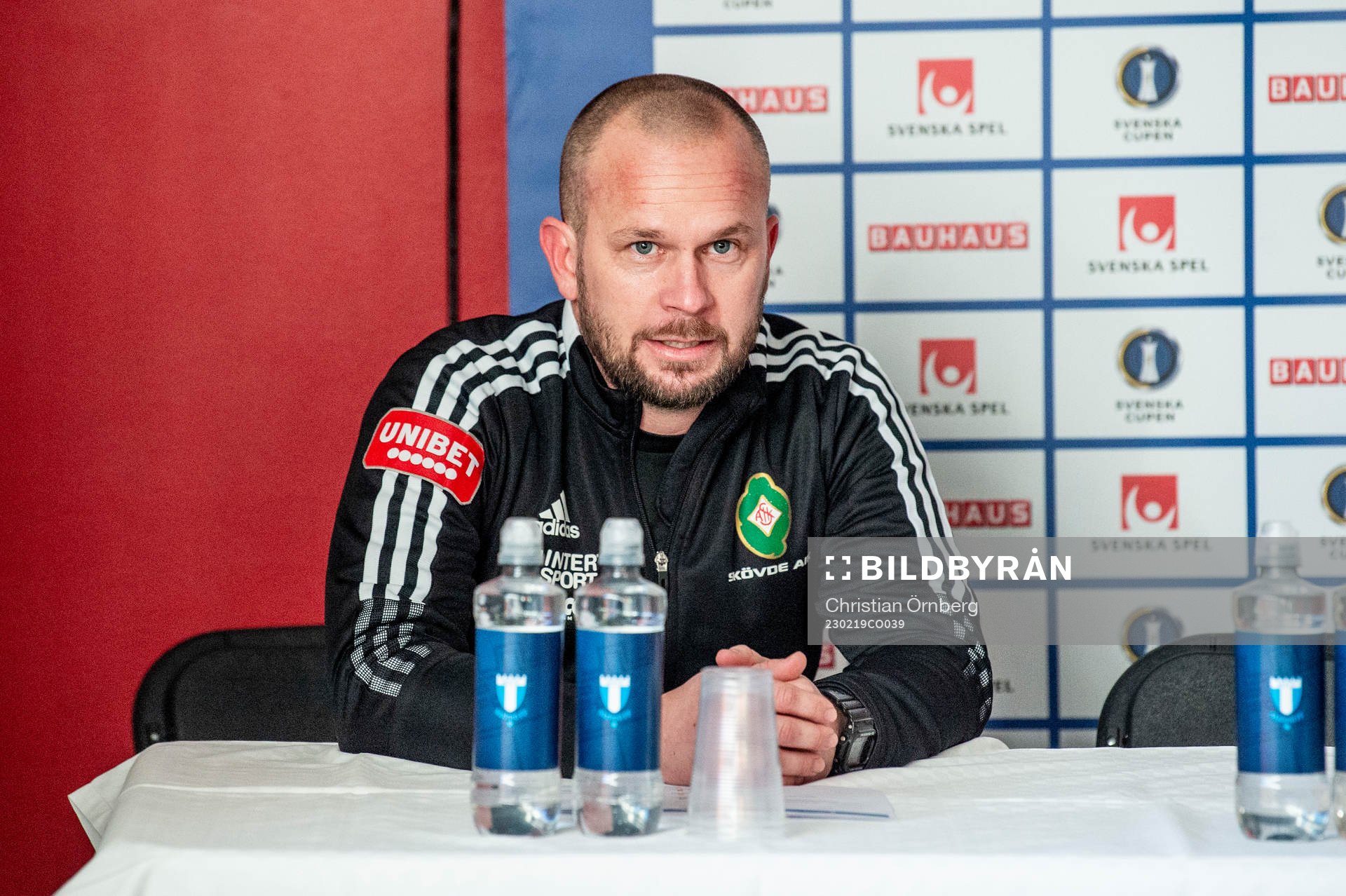 Skövde AIKs tränare Tobias Linderoth på en presskonferens