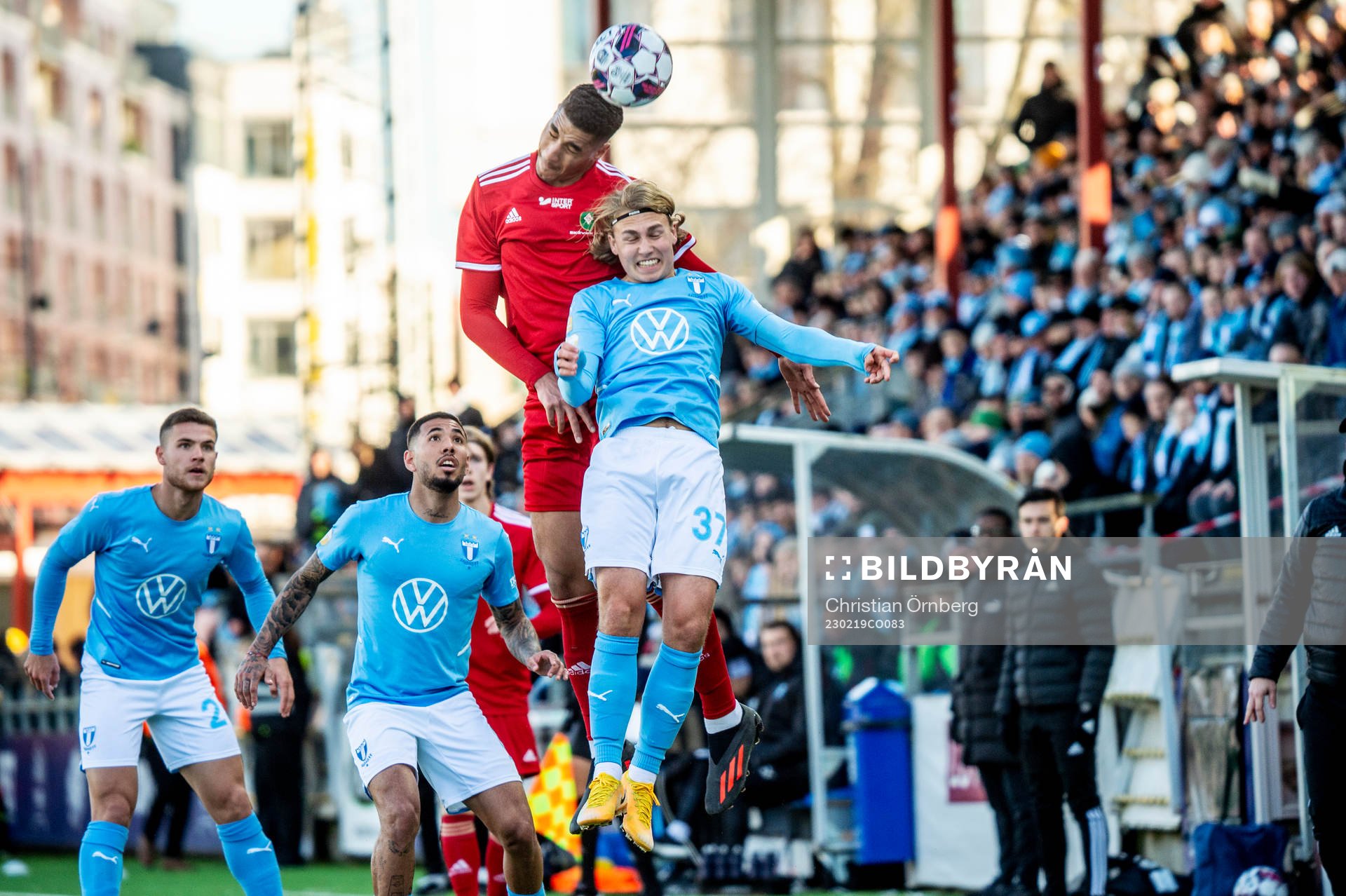 Malmö FFs Sebastian Nanasi mot Skövde AIKs Emil Bellander under fotbollsmatchen i Svenska Cupen mellan Malmö FF och Skövde AIK den 19 februari 2023 i Malmö.