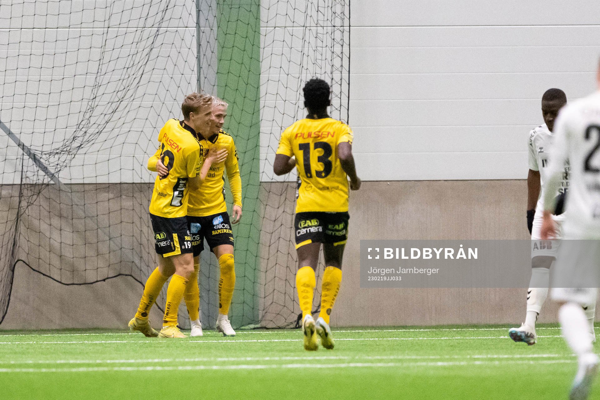 Elfsborgs Jeppe Møldrup Okkels jublar med Jacob Ondrejka efter mål under träningsmatchen mellan Elfsborg och Odds BK den 19 februari 2023 i Borås.