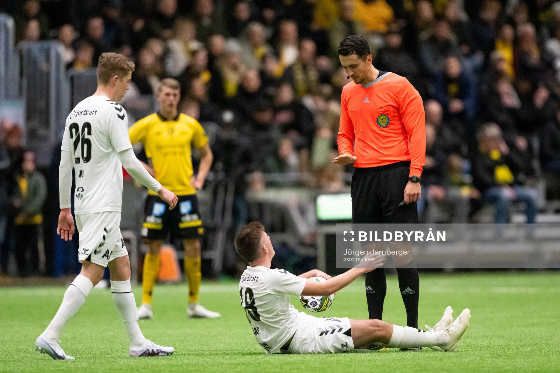Odds Faniel Tewelde diskuterar med domare Adi Aganovic