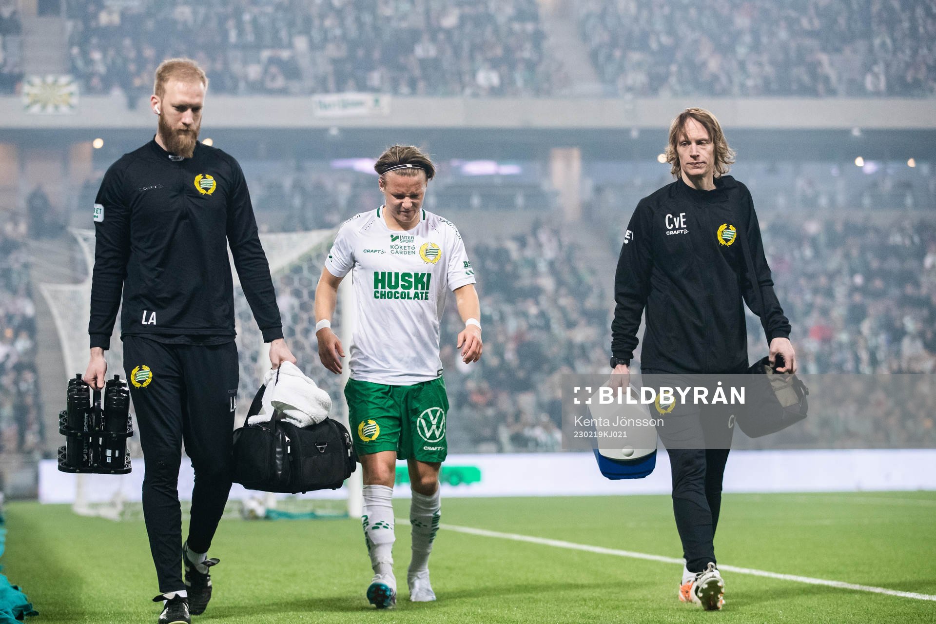 Hammarbys August Mikkelsen lämnar planen skadad