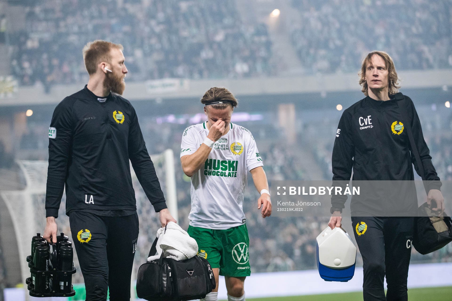 Hammarbys August Mikkelsen lämnar planen skadad