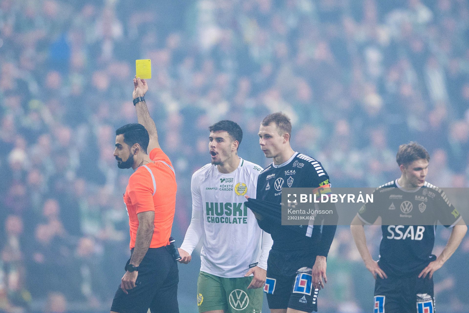 Hammarbys Edvin Kurtulus får ett gult kort av domare