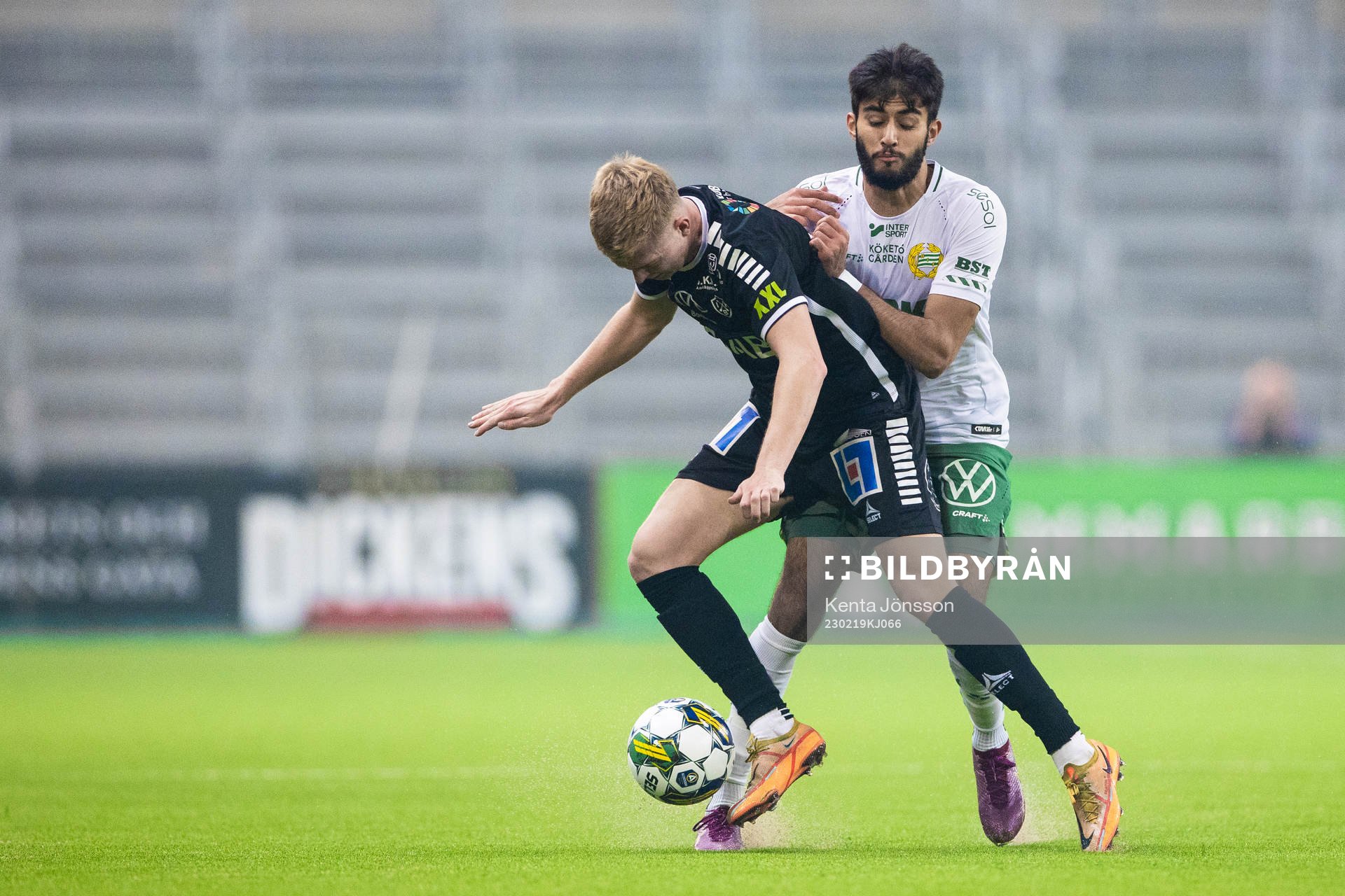 Brages Malte Persson och Hammarbys Montader Madjed under fotbollsmatchen i Svenska Cupen mellan Hammarby och Brage den 19 februari 2023 i Stockholm.