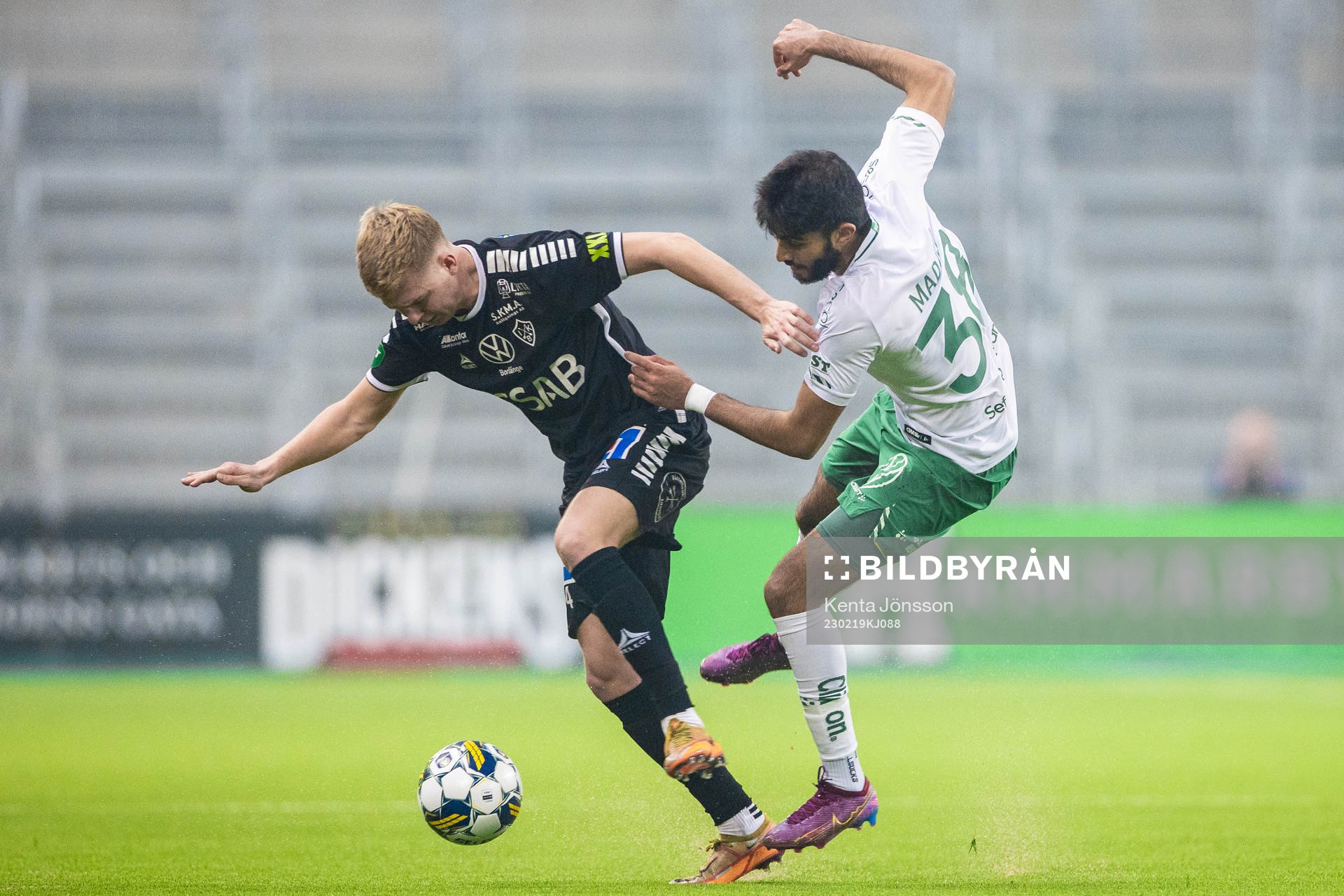 Brages Malte Persson och Hammarbys Montader Madjed under fotbollsmatchen i Svenska Cupen mellan Hammarby och Brage den 19 februari 2023 i Stockholm.