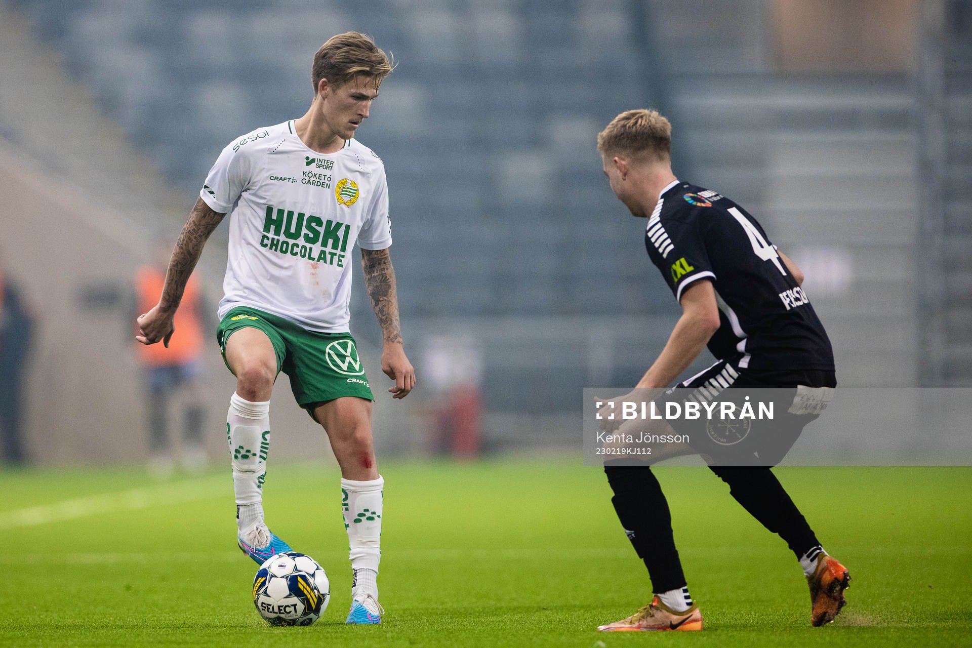 Hammarbys Fredrik Hammar och Brages Malte Persson under fotbollsmatchen i Svenska Cupen mellan Hammarby och Brage den 19 februari 2023 i Stockholm.