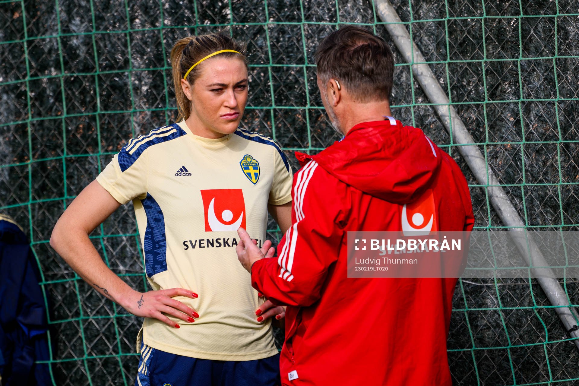 Freja Olofsson and head coach Peter Gerhardsson ahead of a training session with the women's national football team of Sweden on February 19, 2023 in Marbella.