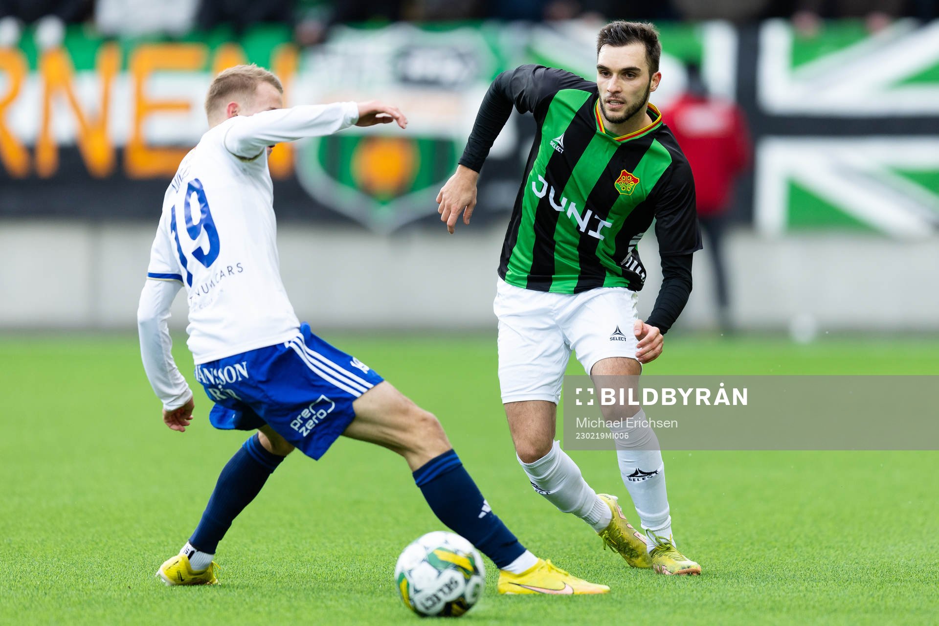 Norrköpings Victor Stange Lind och GAIS Egzon Binaku under fotbollsmatchen i Svenska Cupen mellan GAIS och IFK Norrköping den 19 februari 2023 i Göteborg.