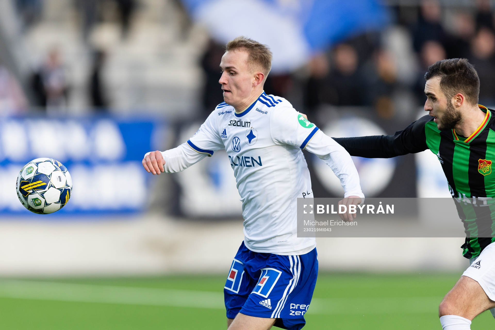 Norrköpings Victor Stange Lind och GAIS Egzon Binaku under fotbollsmatchen i Svenska Cupen mellan GAIS och IFK Norrköping den 19 februari 2023 i Göteborg.