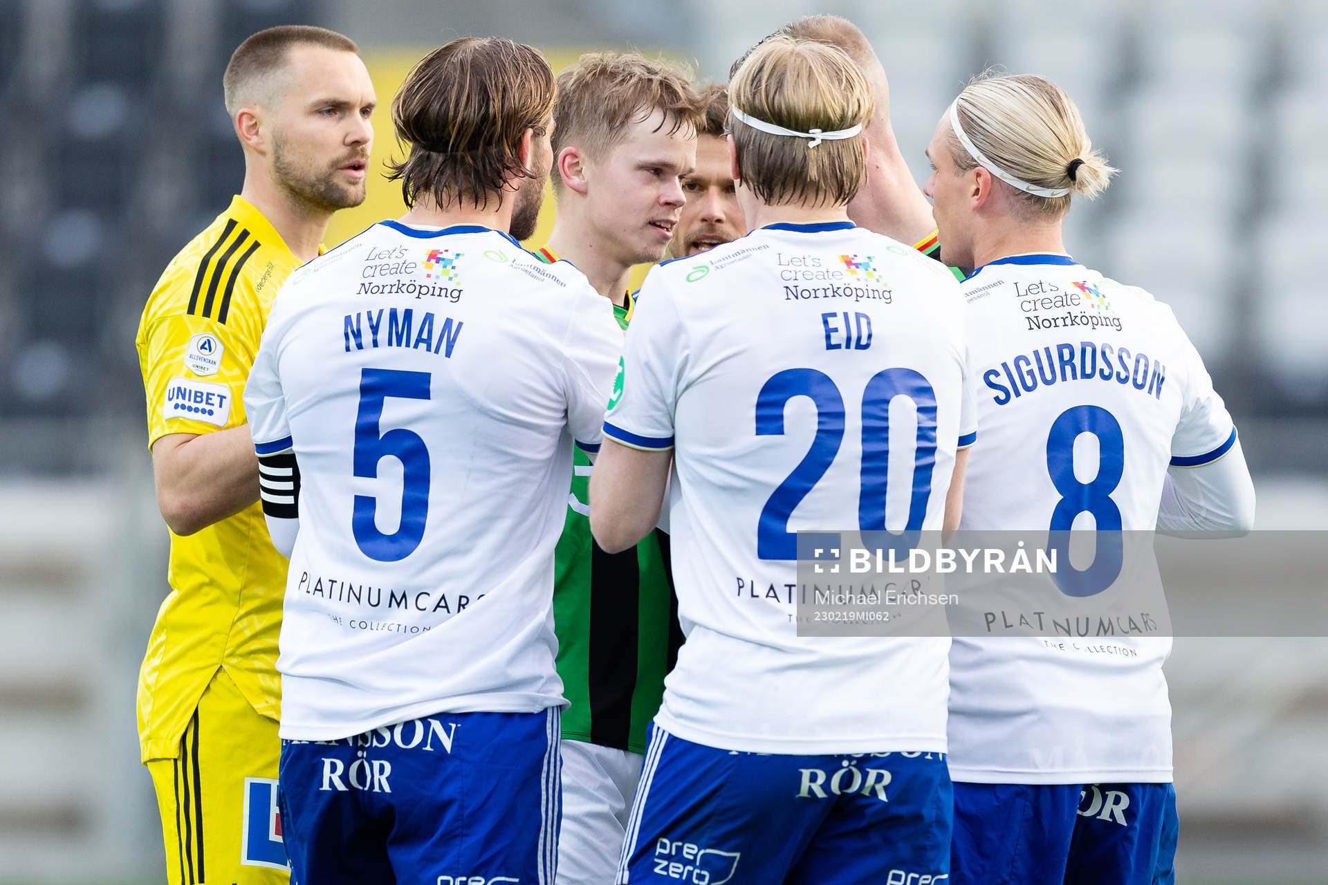 GAIS  Viktor Alexandersson omringad av irriterade