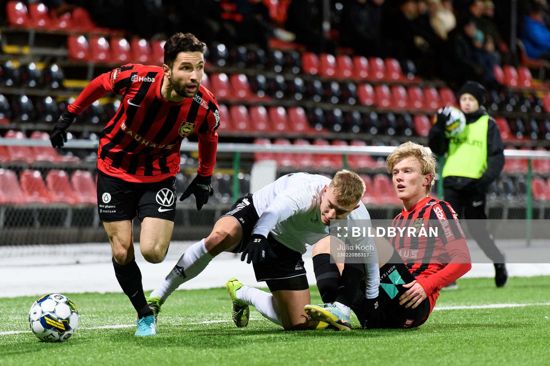 Brommapojkarnas Marijan Cosic och Alexander Jensen i kamp med Örebros Valgeir Valgeirsson under fotbollsmatchen i Svenska Cupen mellan Brommapojkarna och Örebro den 20 februari 2023 i Stockholm.