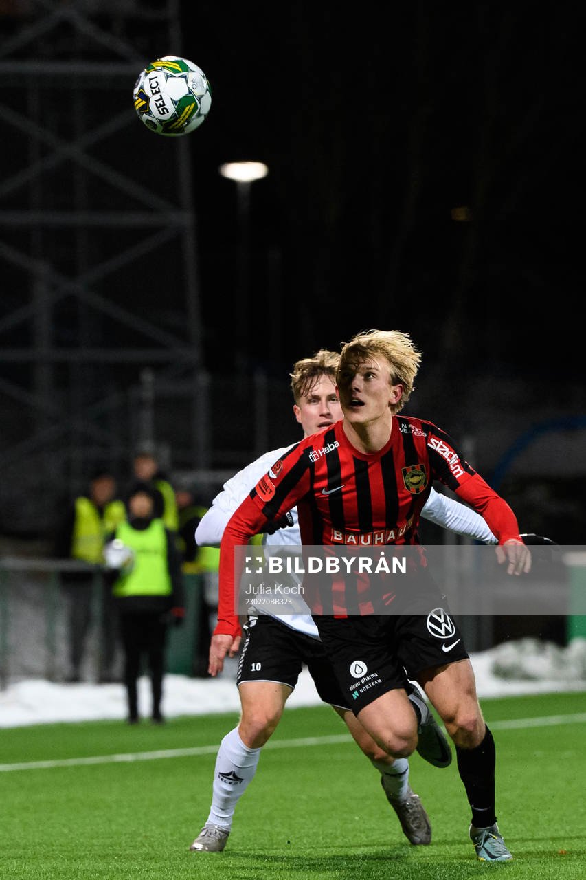 Örebros Victor Backman och Brommapojkarnas Alexander Jensen under fotbollsmatchen i Svenska Cupen mellan Brommapojkarna och Örebro den 20 februari 2023 i Stockholm.