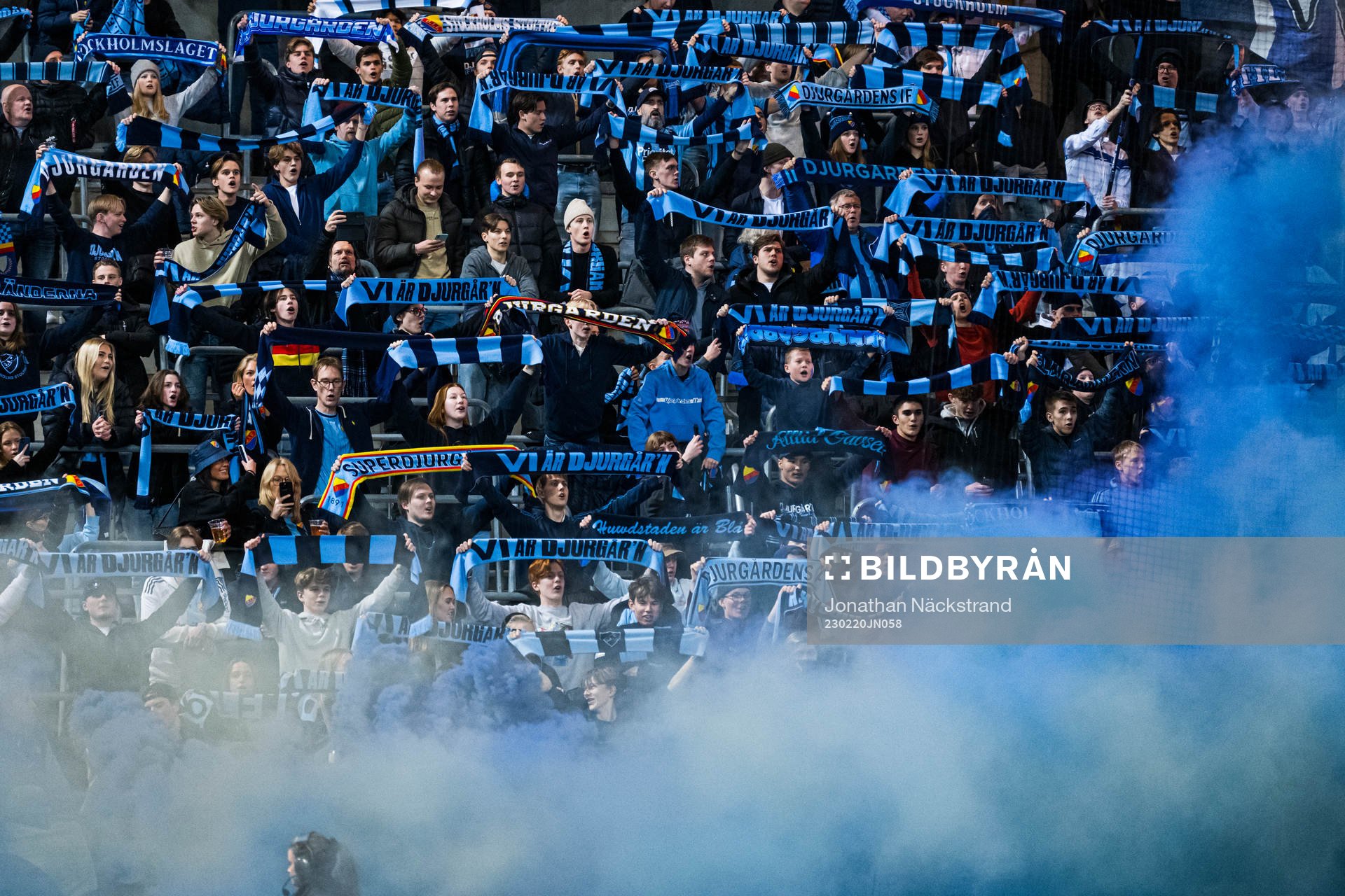 Djurgårdens supportrar med tifo innan fotbollsmatchen i