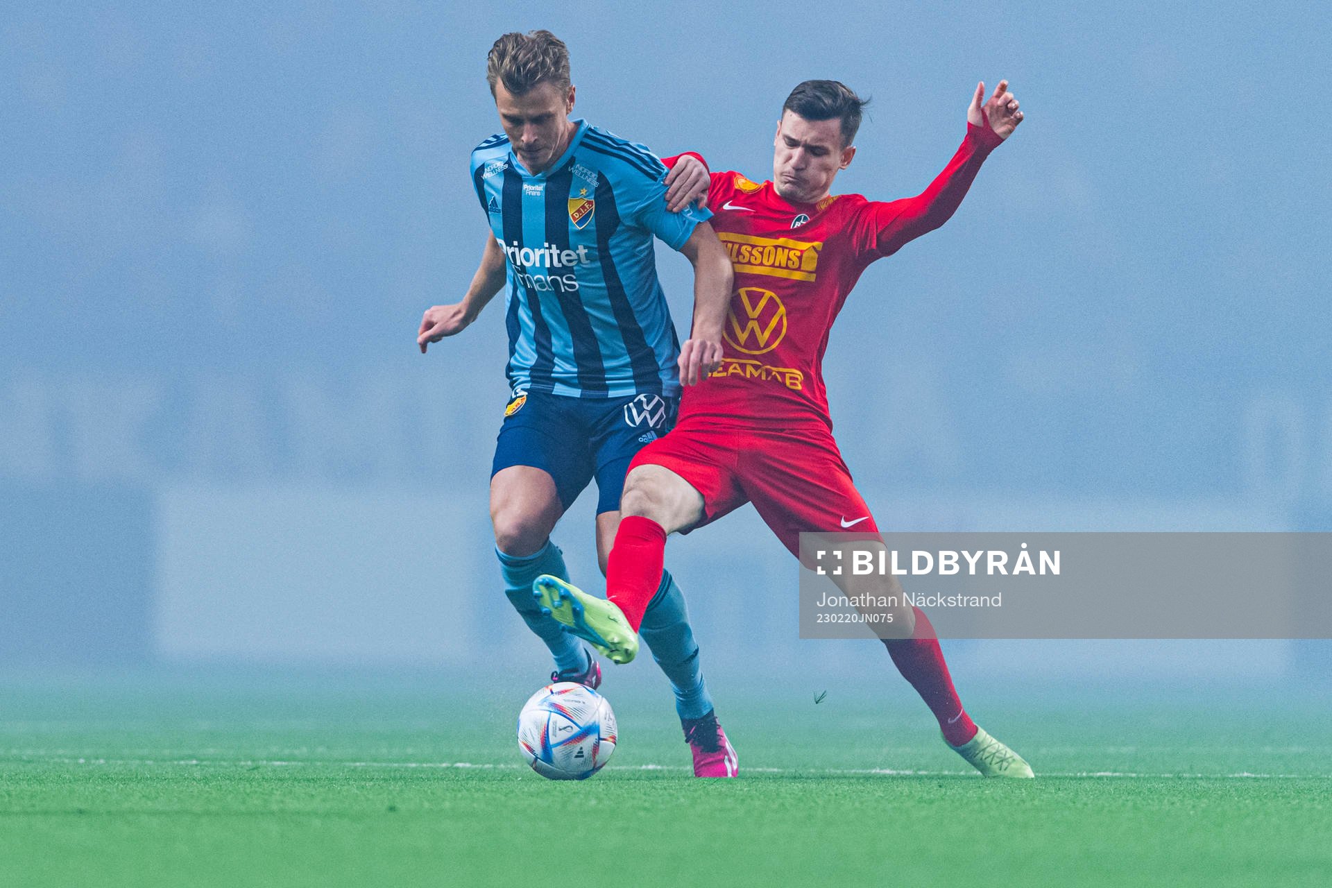 Djurgårdens Rasmus Schuller och Landskronas Robin Dzabic