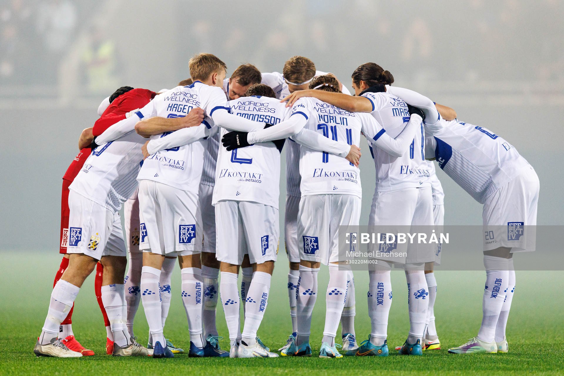IFK Göteborgs spelare samlas innan fotbollsmatchen i
