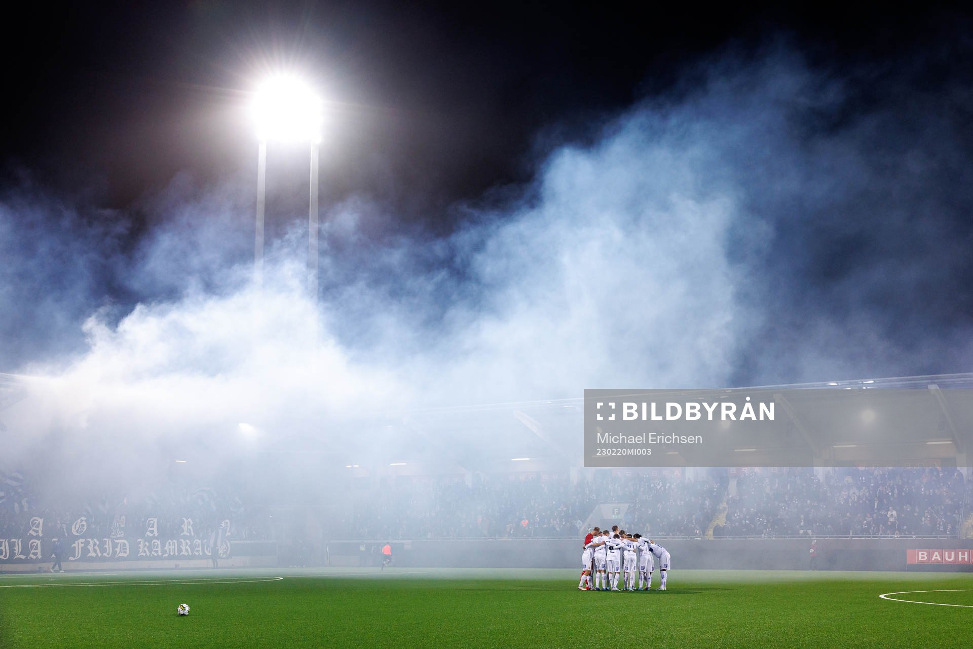 IFK Göteborgs spelare samlas innan fotbollsmatchen i