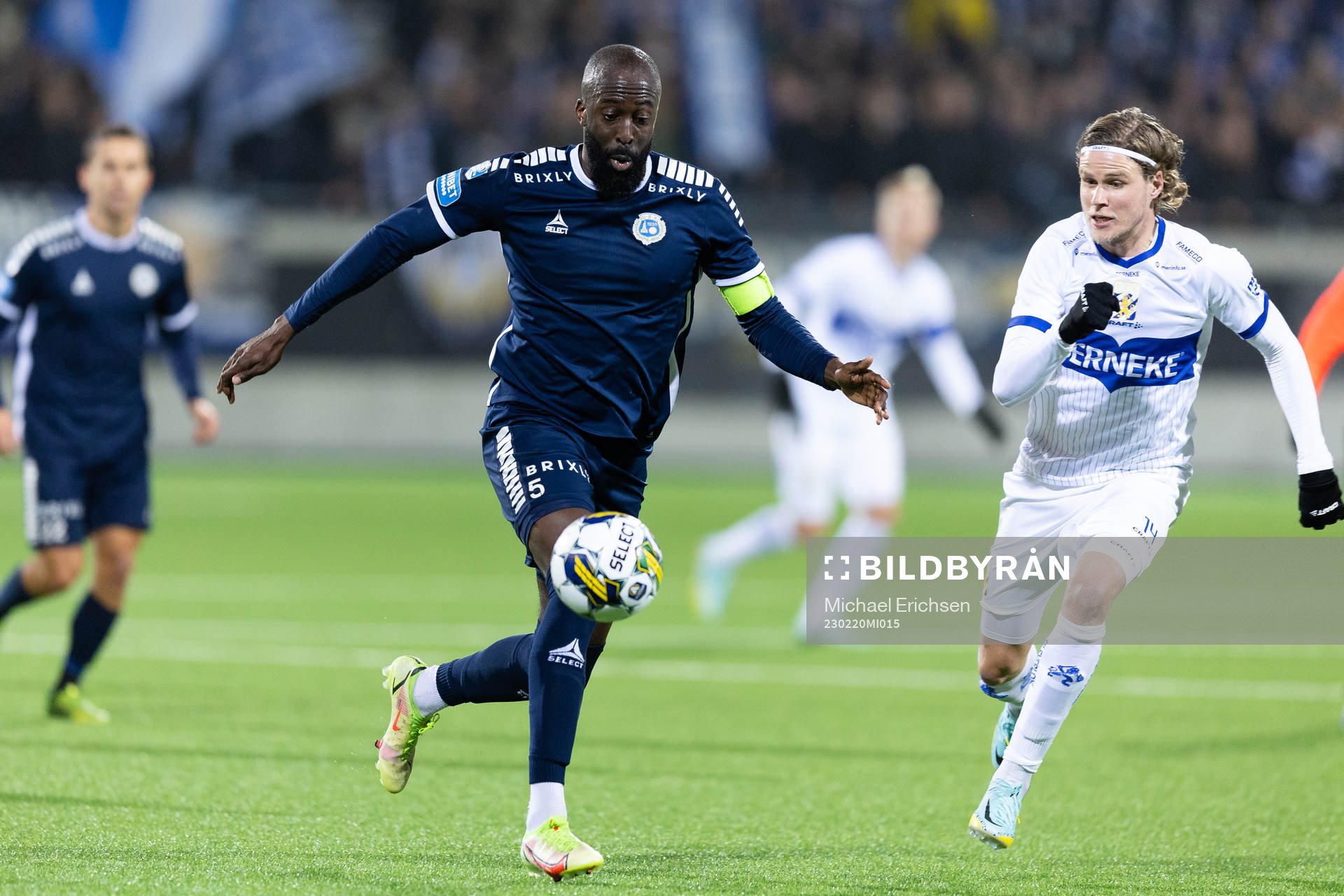 Utsiktens Ronald Mukiibi och IFK Göteborgs Gustaf Norlin