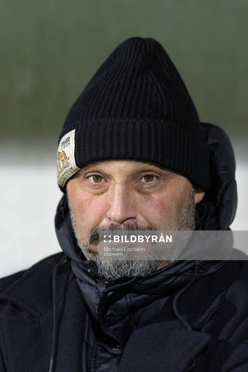 Utsiktens manager Bosko Orovic innan fotbollsmatchen i