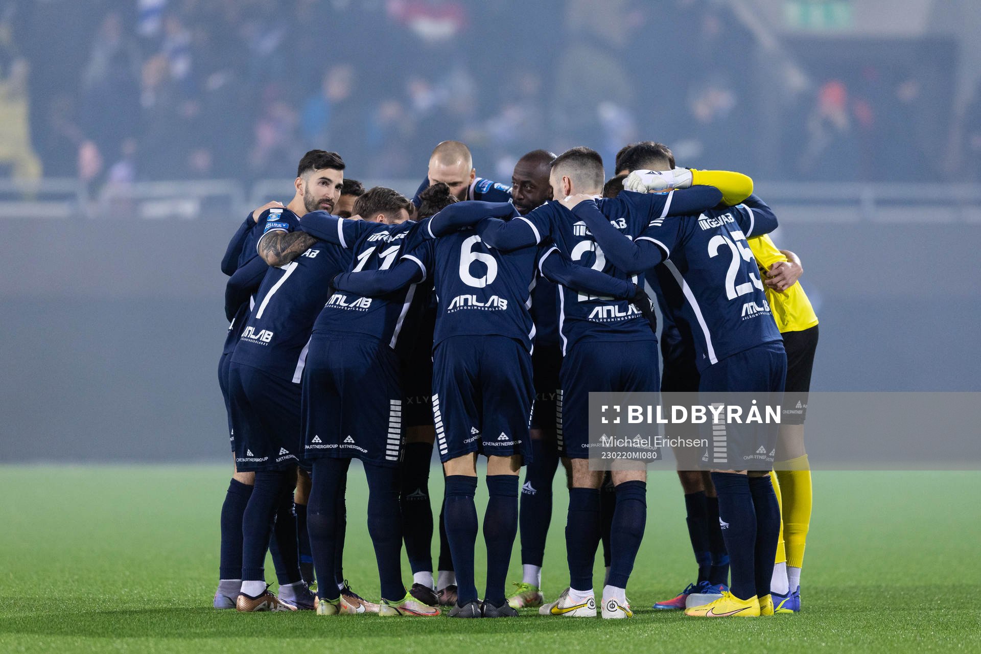 Utsiktens spelare samlade innan fotbollsmatchen i Svenska Cupen mellan IFK Göteborg och Utsikten den 20 februari 2023 i Göteborg.