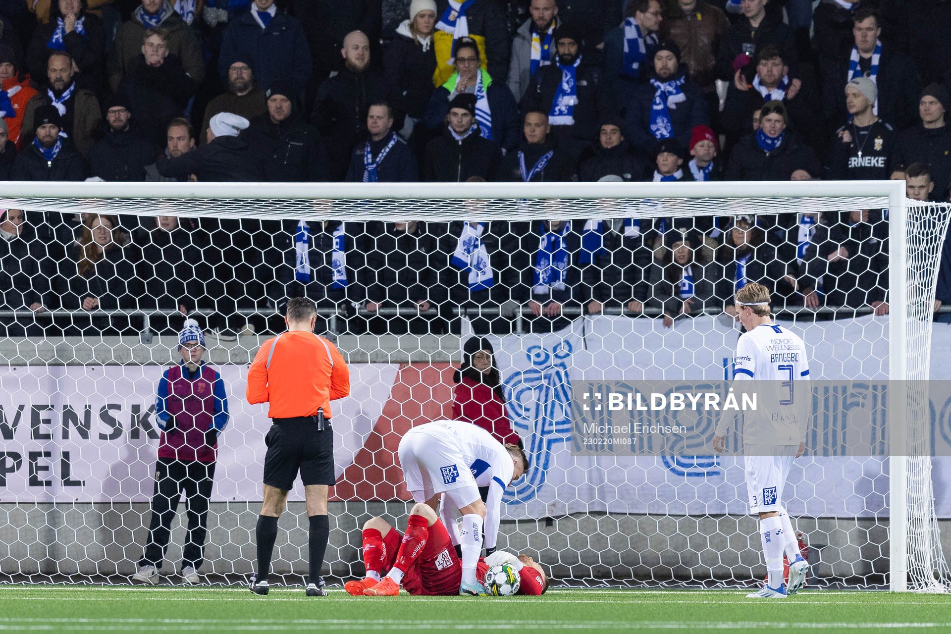 IFK Göteborgs målvakt Pontus Dahlberg ligger ned