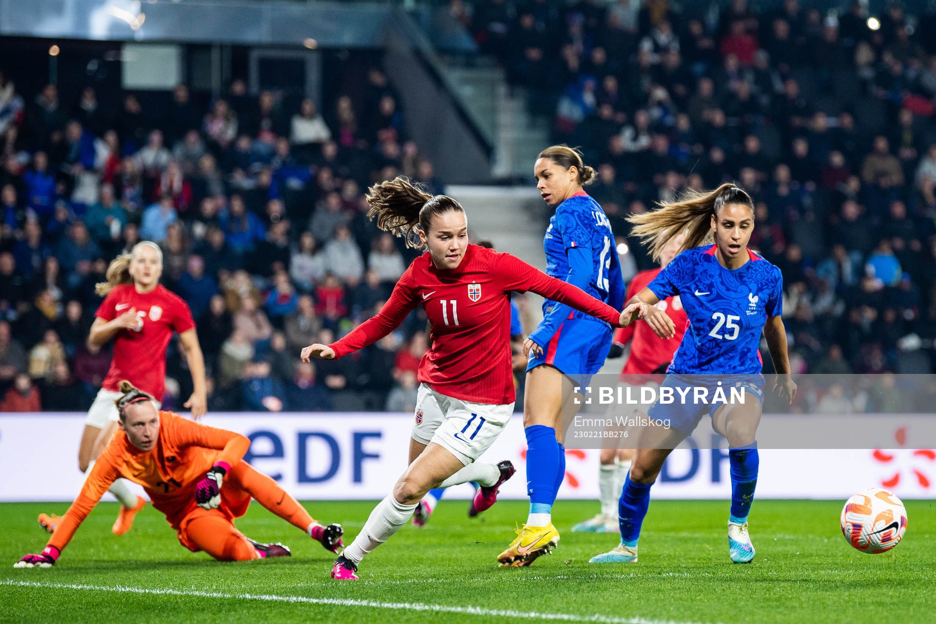 Guro Reiten of Norway and Maelle Lakrar of France