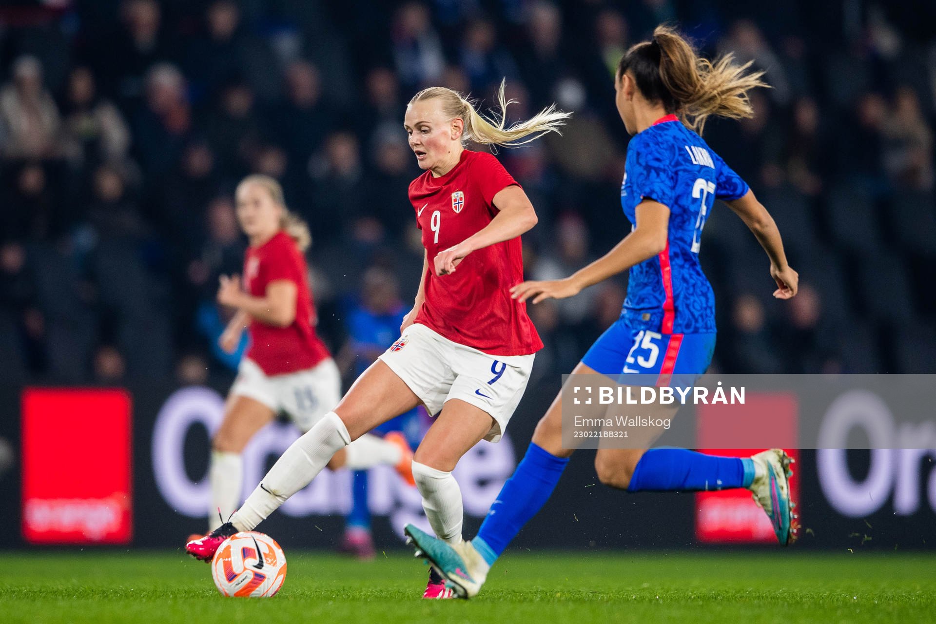 Karina Sævik of Norway and Maelle Lakrar of France