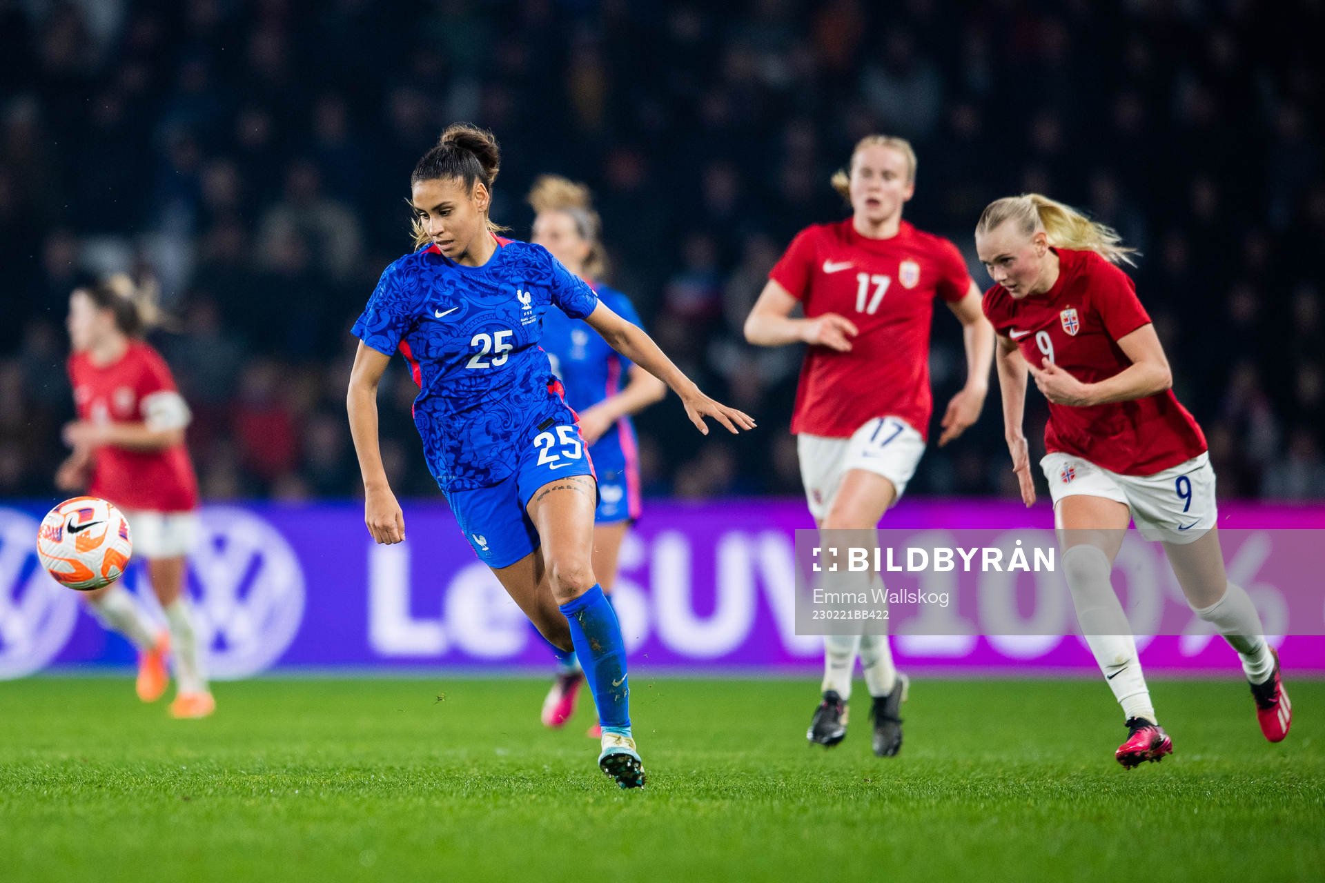 Maelle Lakrar of France and Karina Sævik of Norway