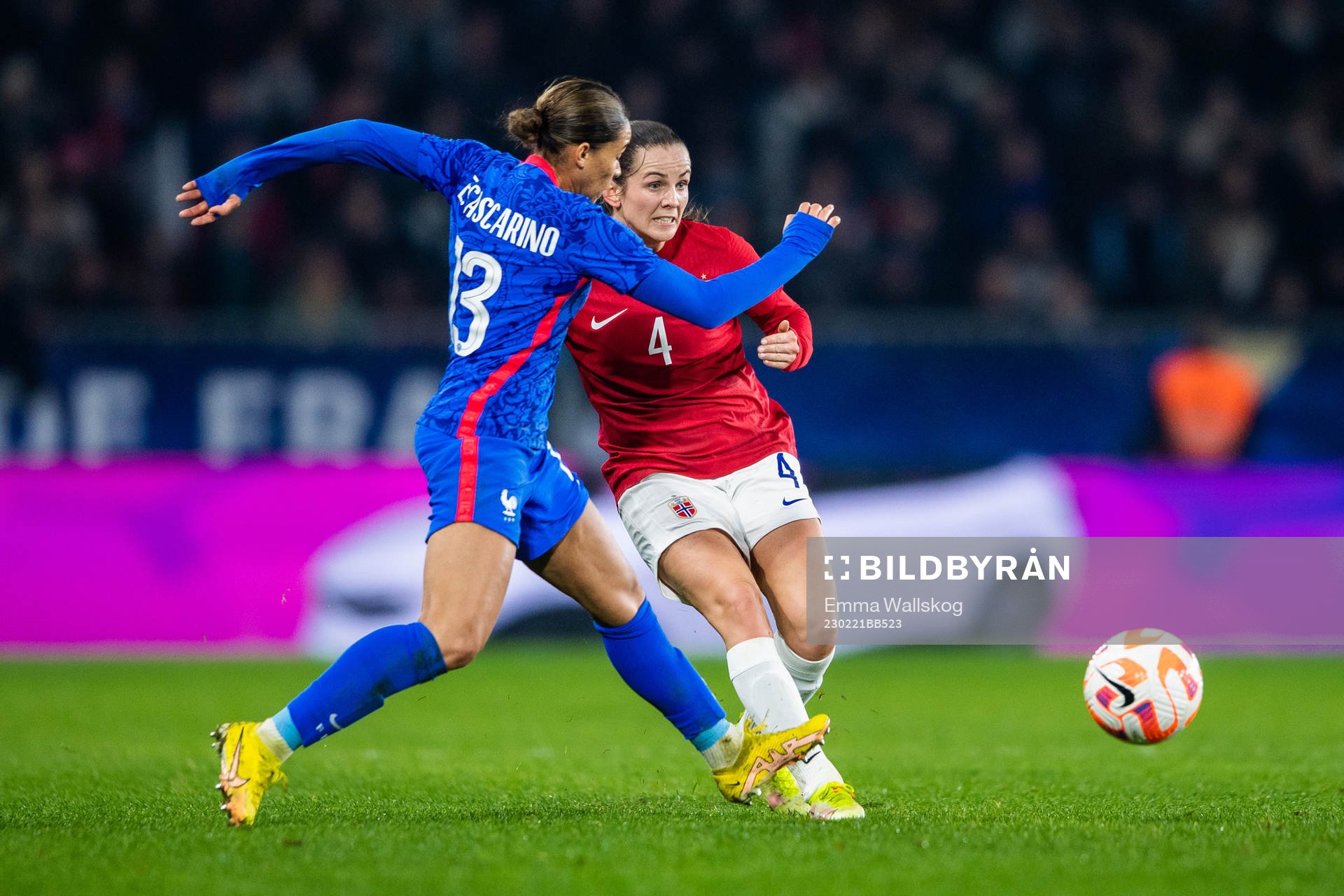 Estelle Cascarino of France and Tuva Hansen of Norway