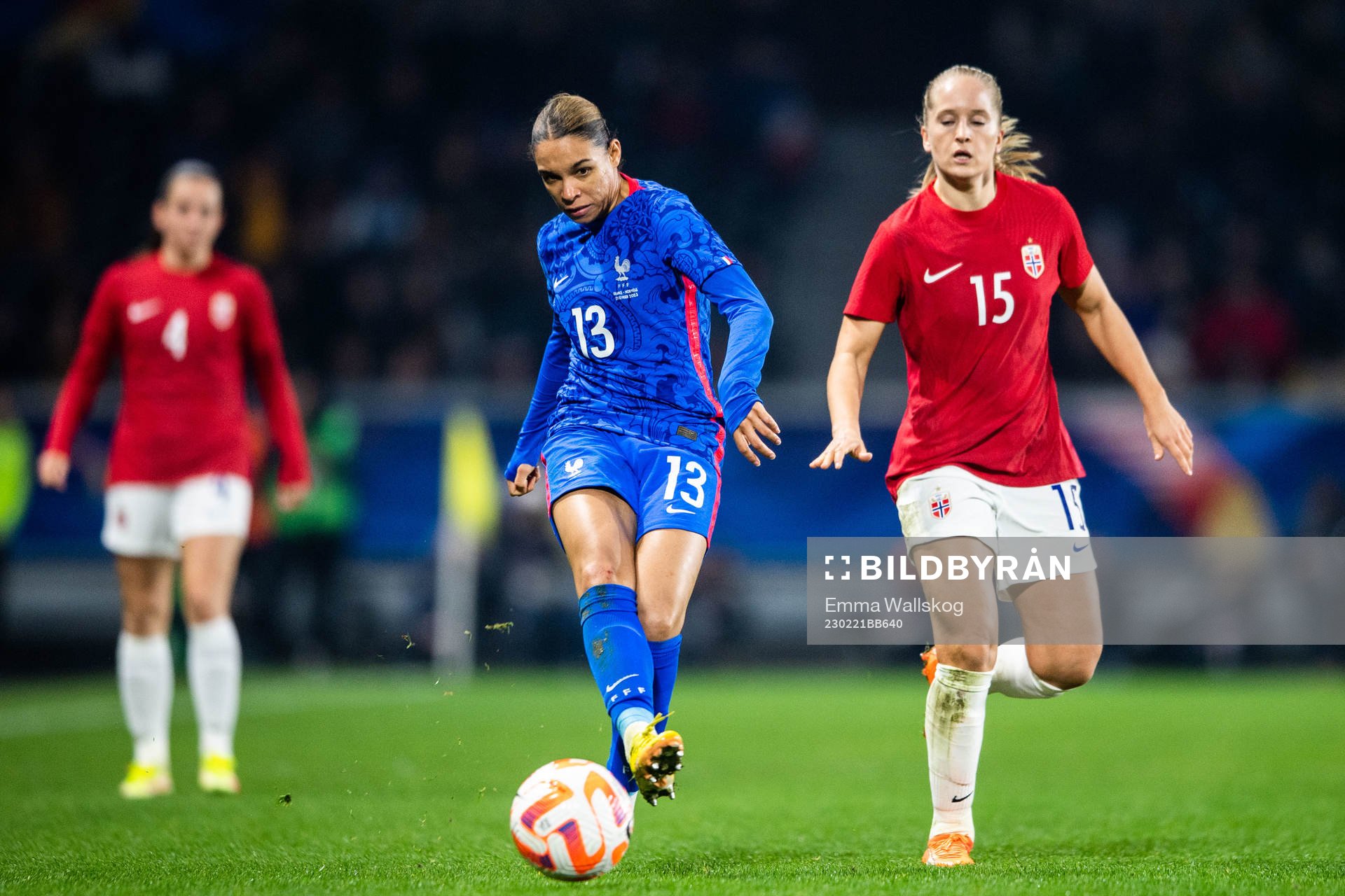 Estelle Cascarino of France and Amalie Eikeland of Norway