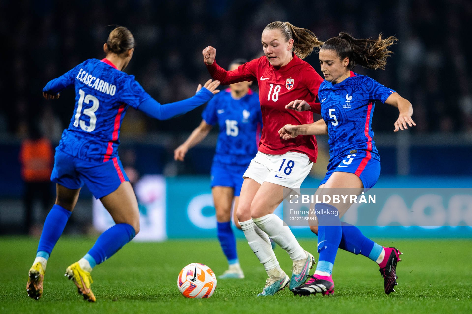 Frida Maanum of Norway against Estelle Cascarino and Julie