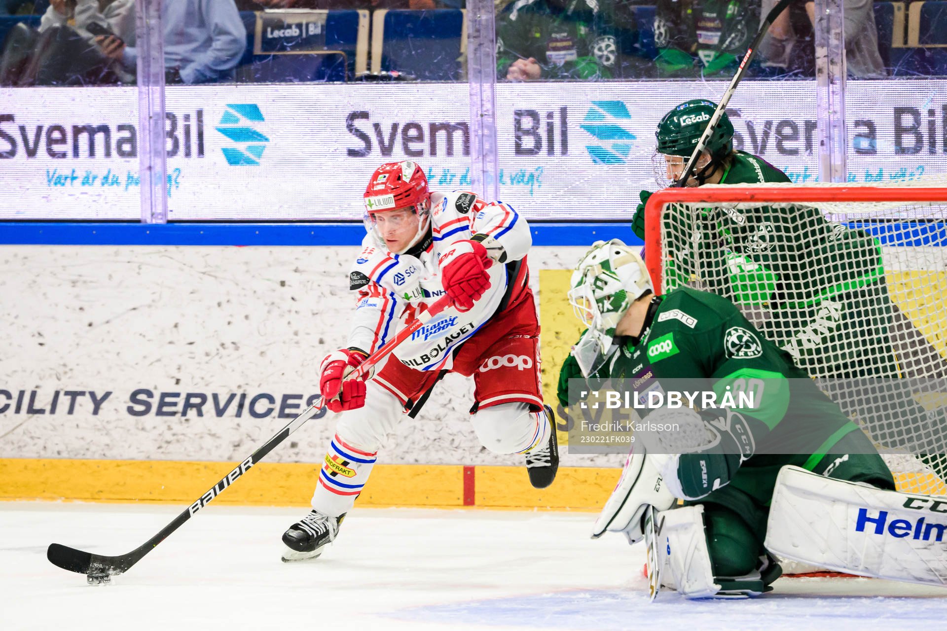 Timrås Olli Palola och Färjestads målvakt Matthew