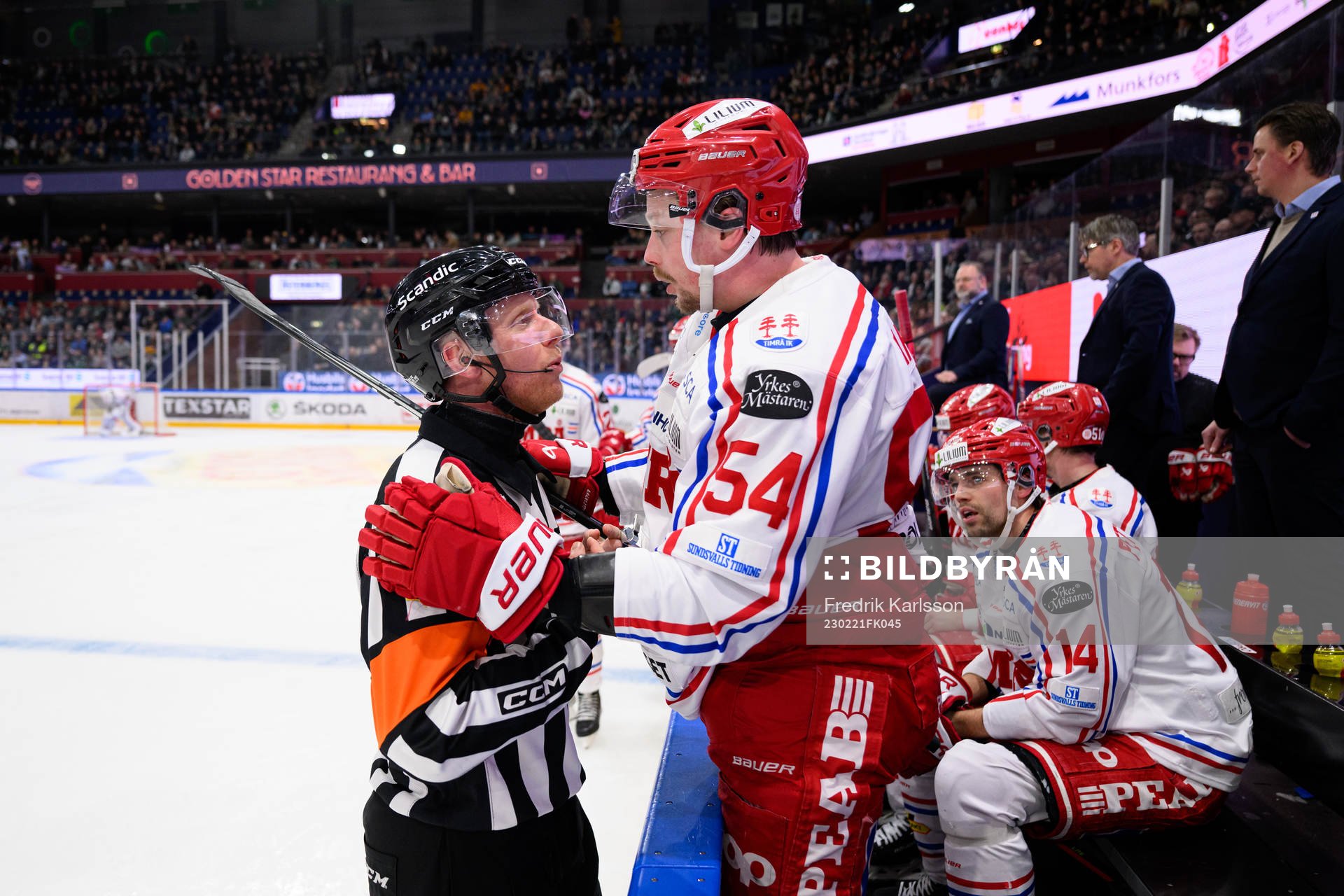 Domare Mikael Holm pratar med Timrås Jonathan Dahlén
