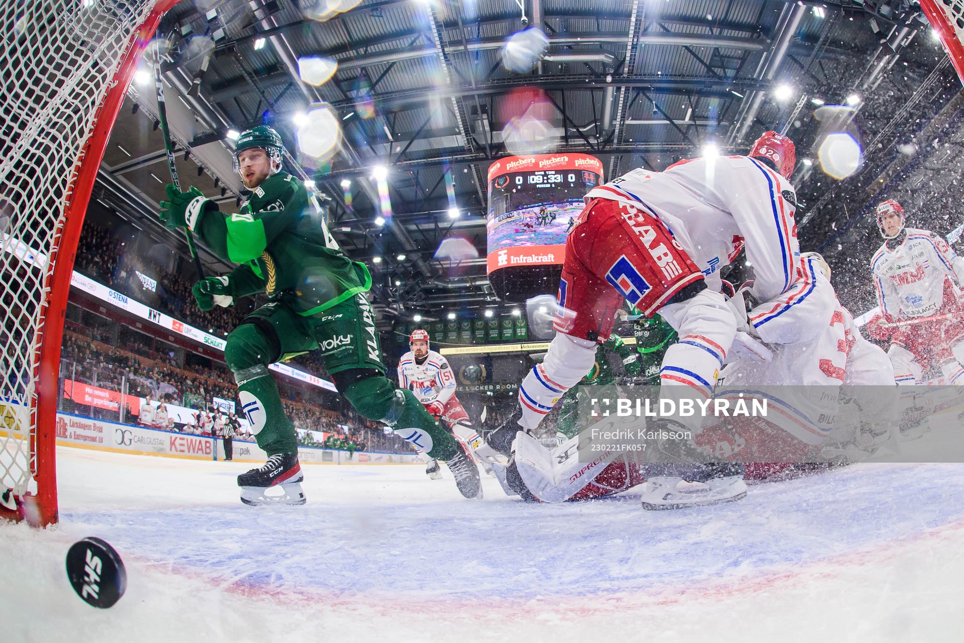 Färjestads Marcus Westfält skjuter 1-0 bakom Timrås