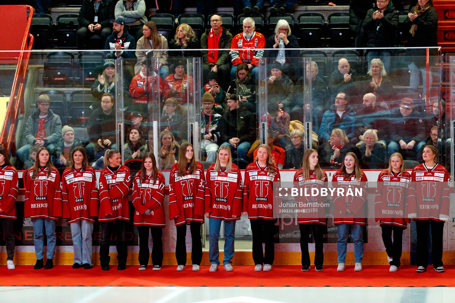 Örebros damlag hyllas i en paus
