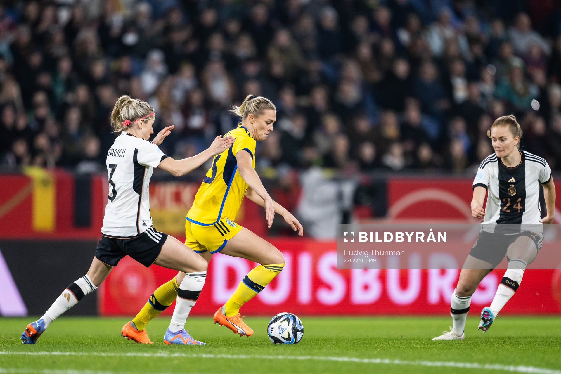Kathrin Hendrich of Germany and Fridolina Rolfö of Sweden