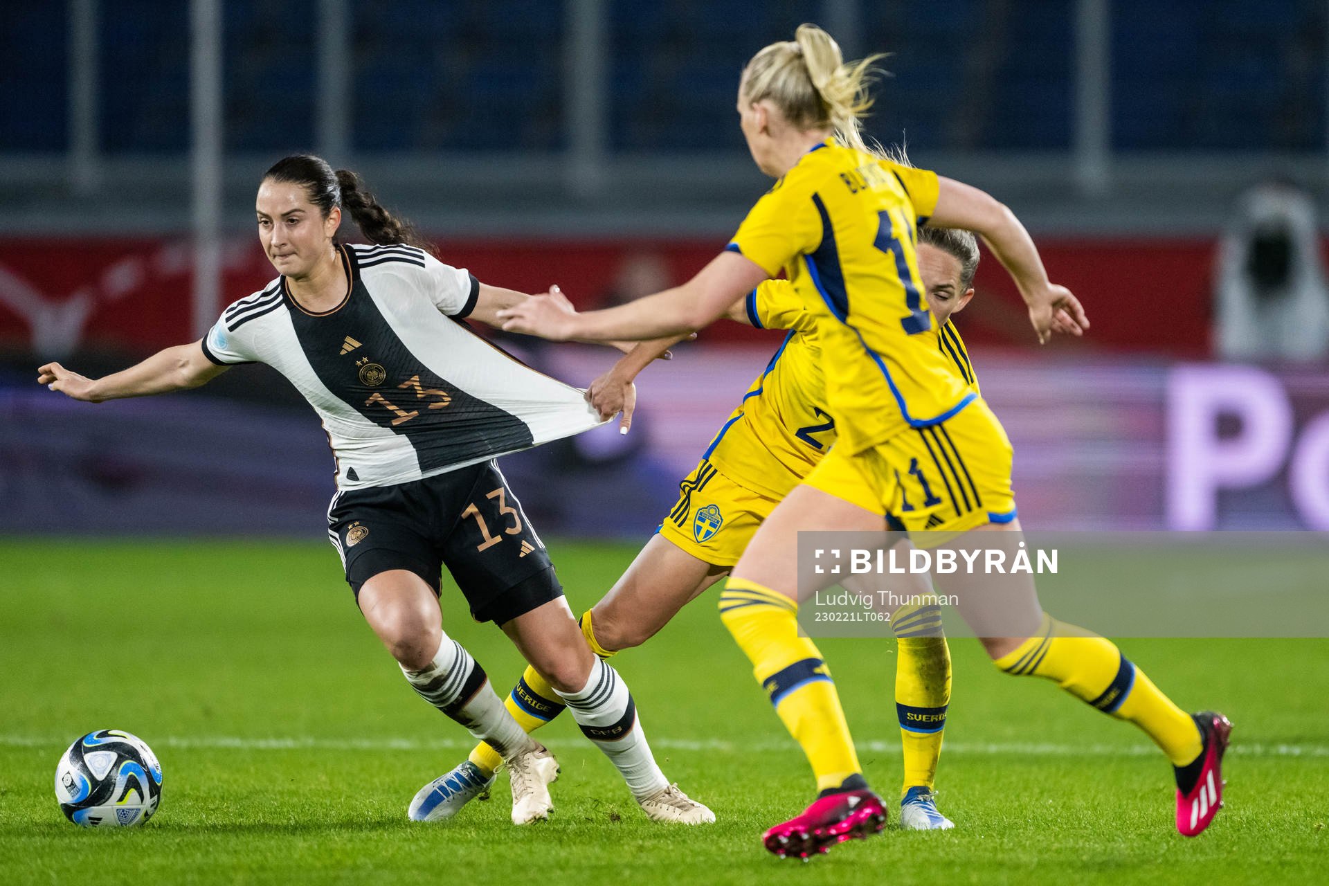 Sara Däbritz of Germany and Elin Rubensson of Sweden
