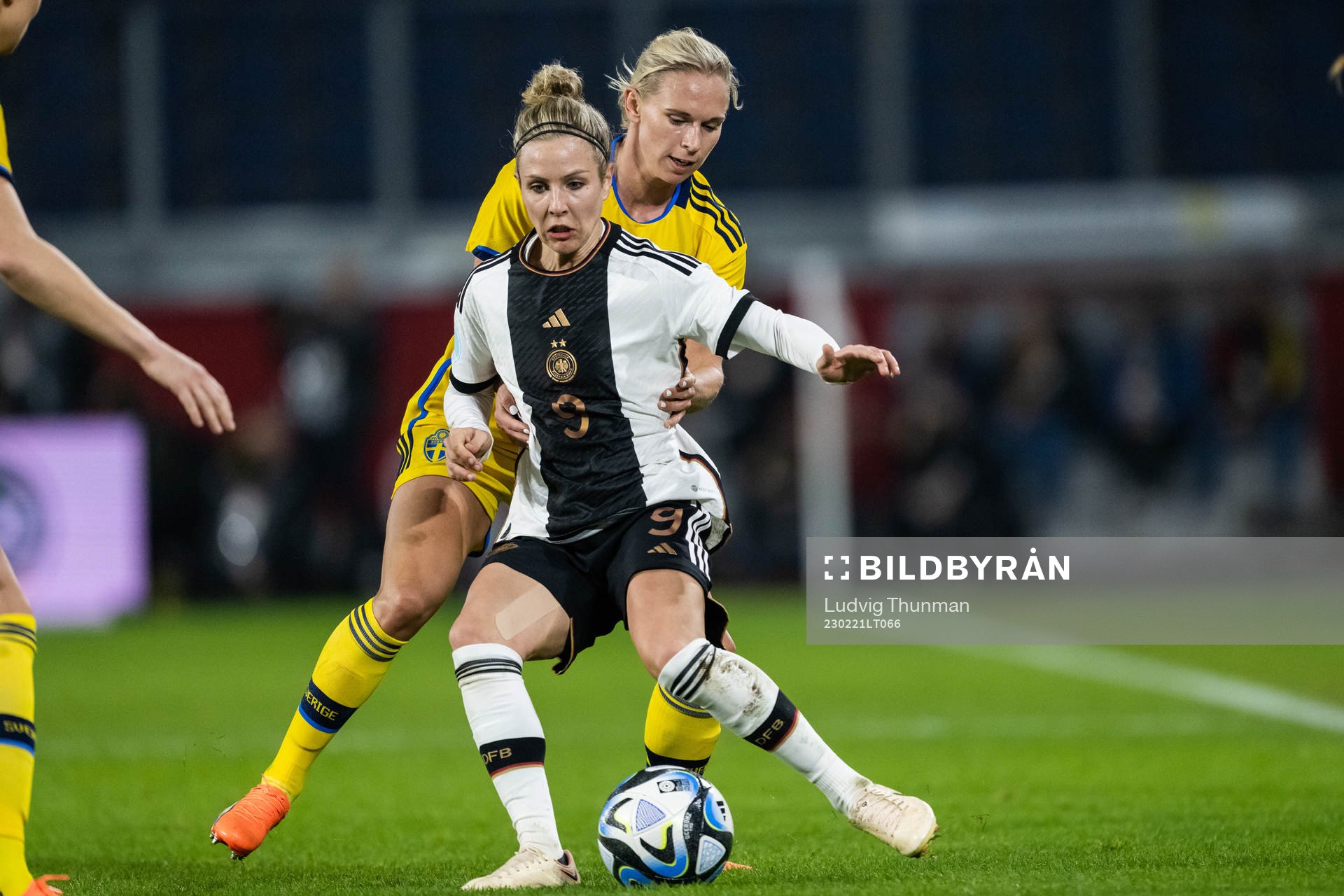 Jonna Andersson of Sweden and Svenja Huth of Germany