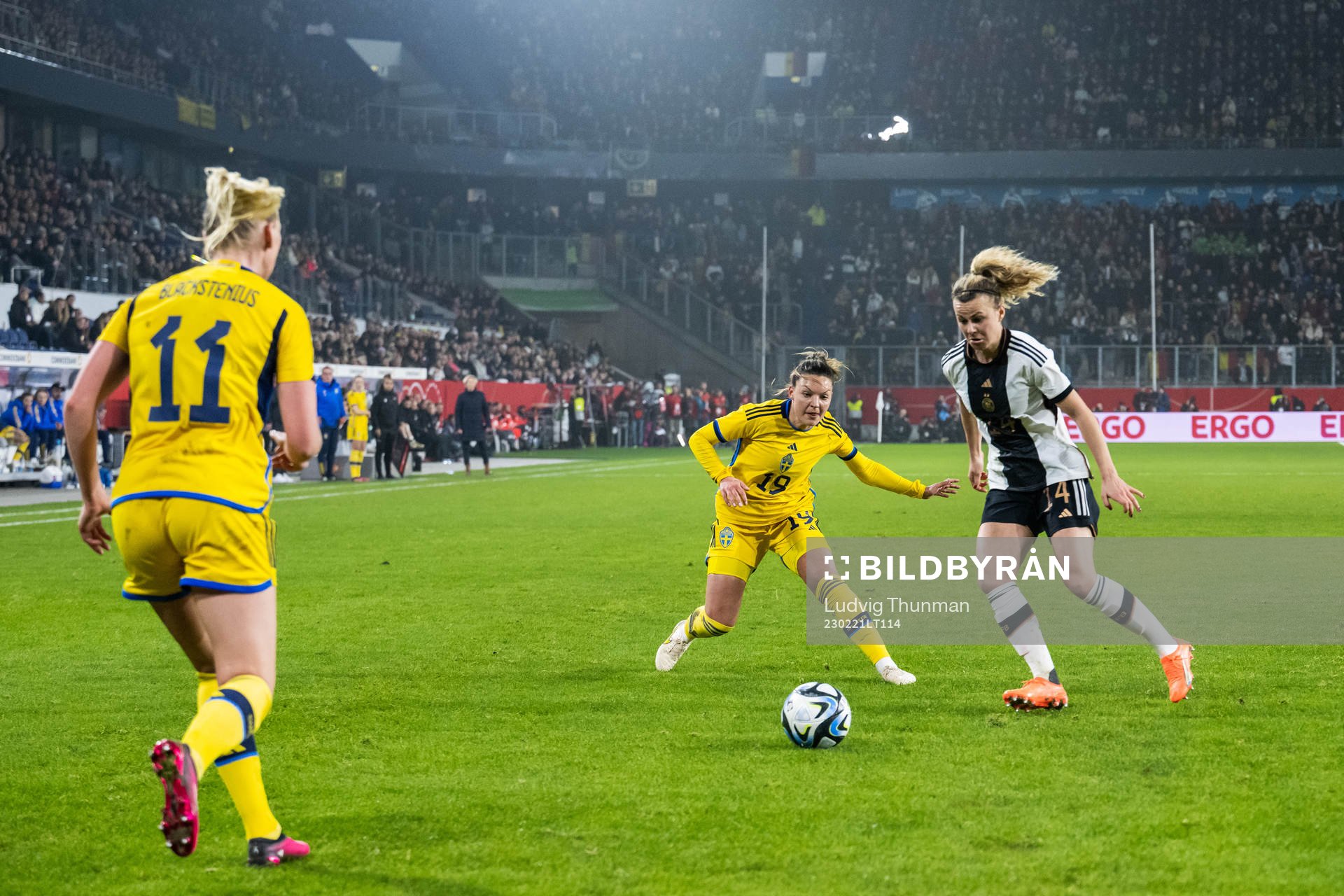 Johanna Rytting Kaneryd of Sweden and Lena Lattwein of Germany during the women's international friendly football match between Germany and Sweden on February 21, 2023 in Duisburg.